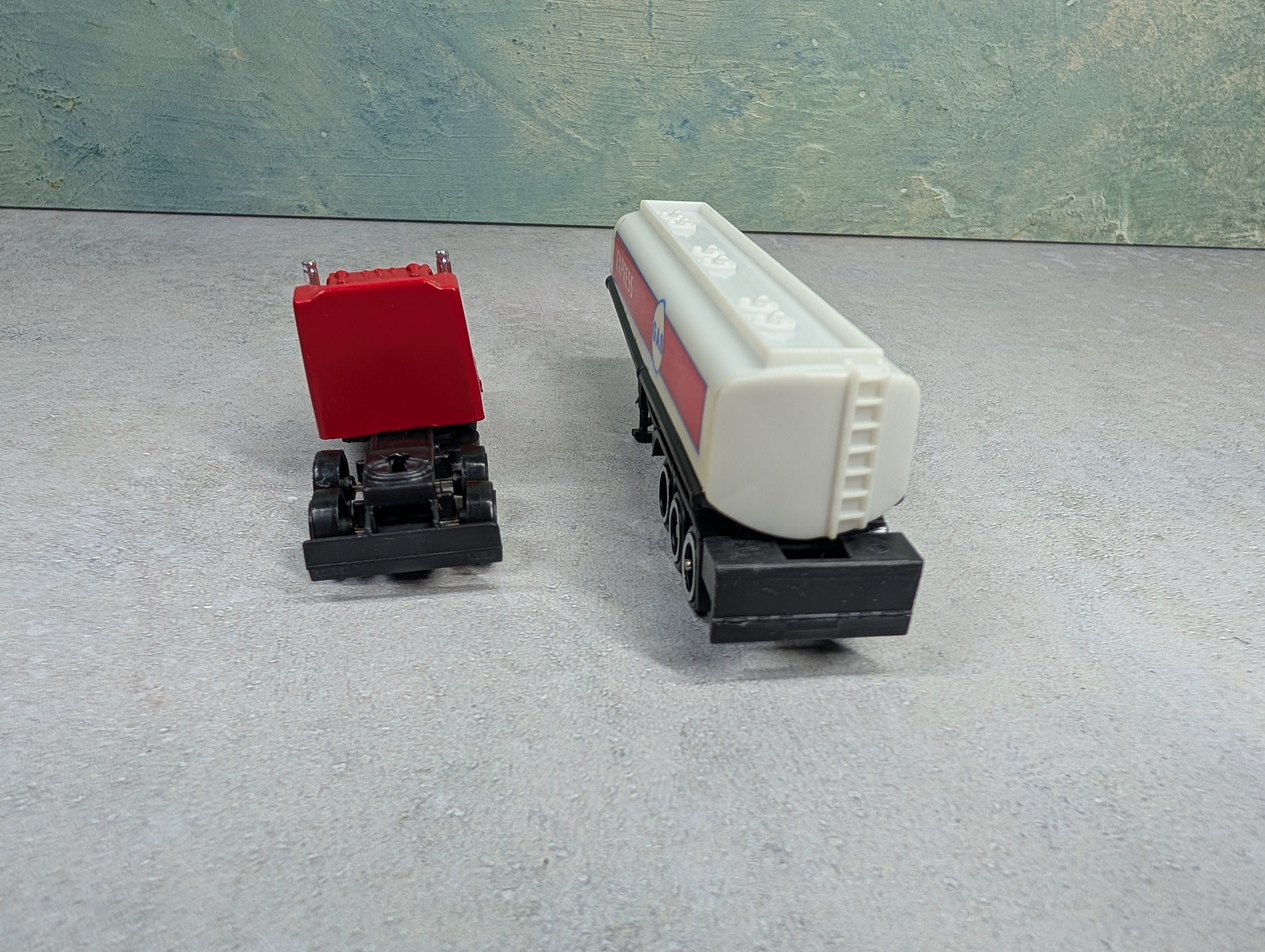 USED Suntoys HO Scale Express Gas Tractor Trailer Tanker