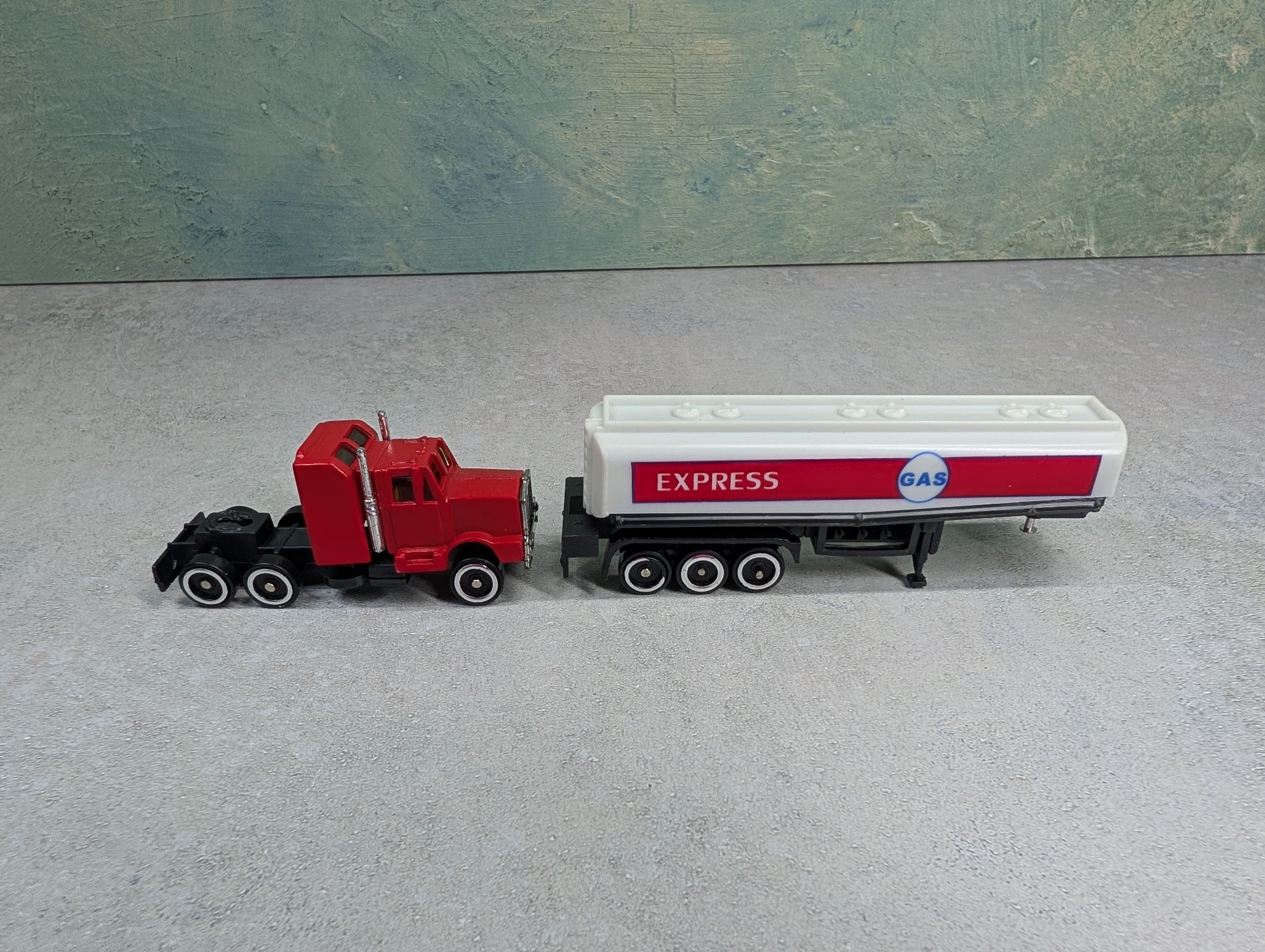 USED Suntoys HO Scale Express Gas Tractor Trailer Tanker