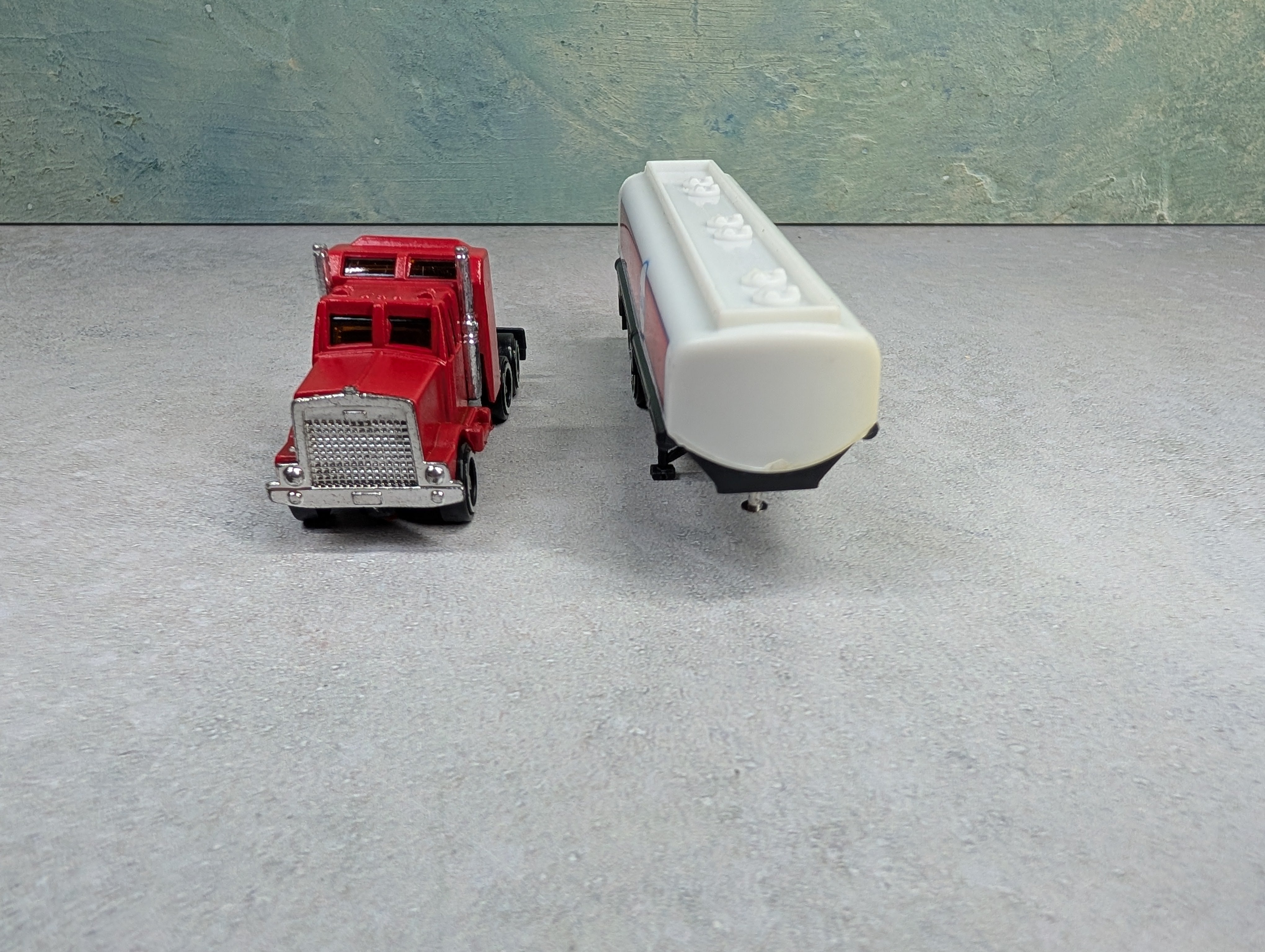 USED Suntoys HO Scale Express Gas Tractor Trailer Tanker