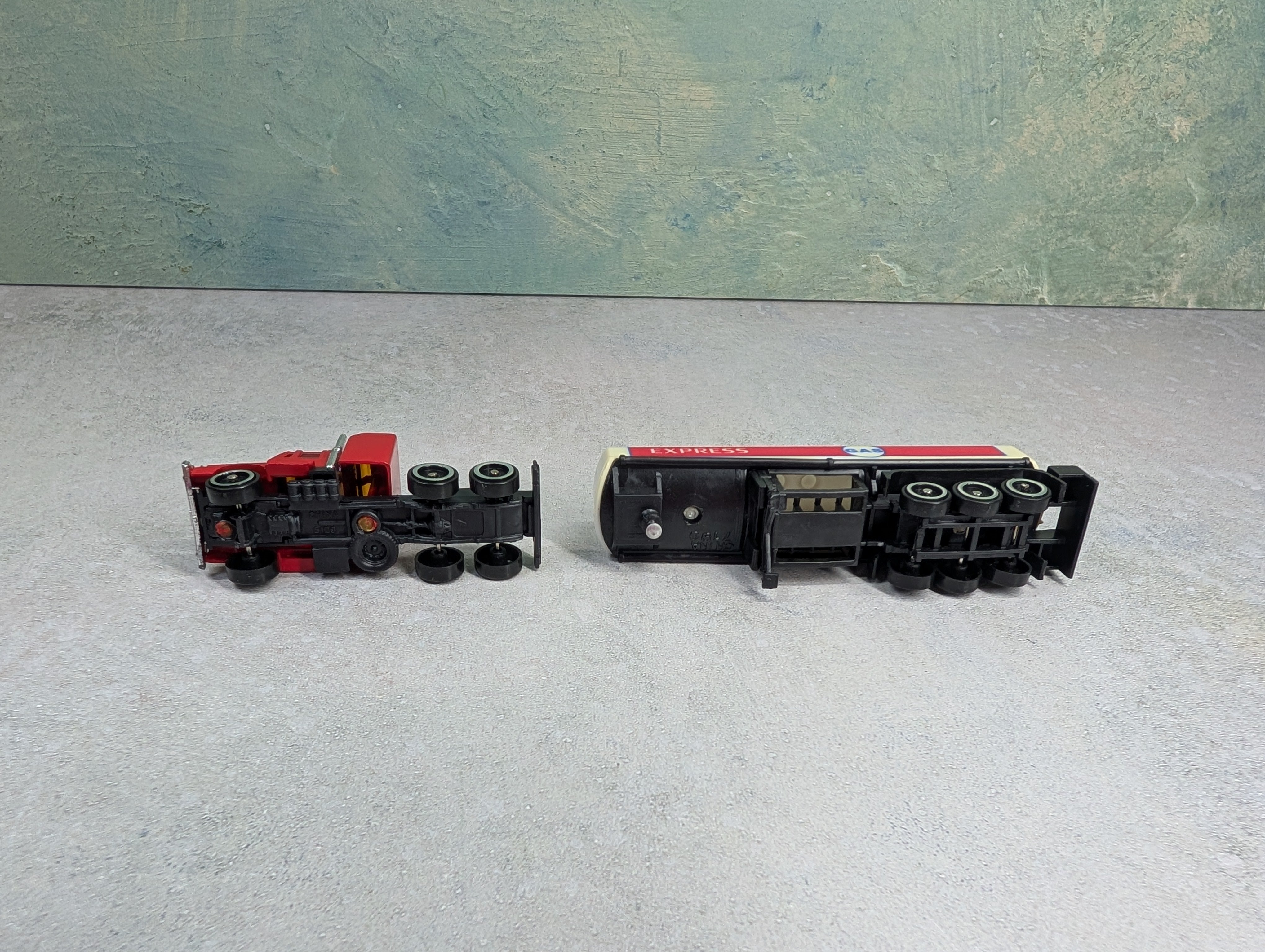 USED Suntoys HO Scale Express Gas Tractor Trailer Tanker