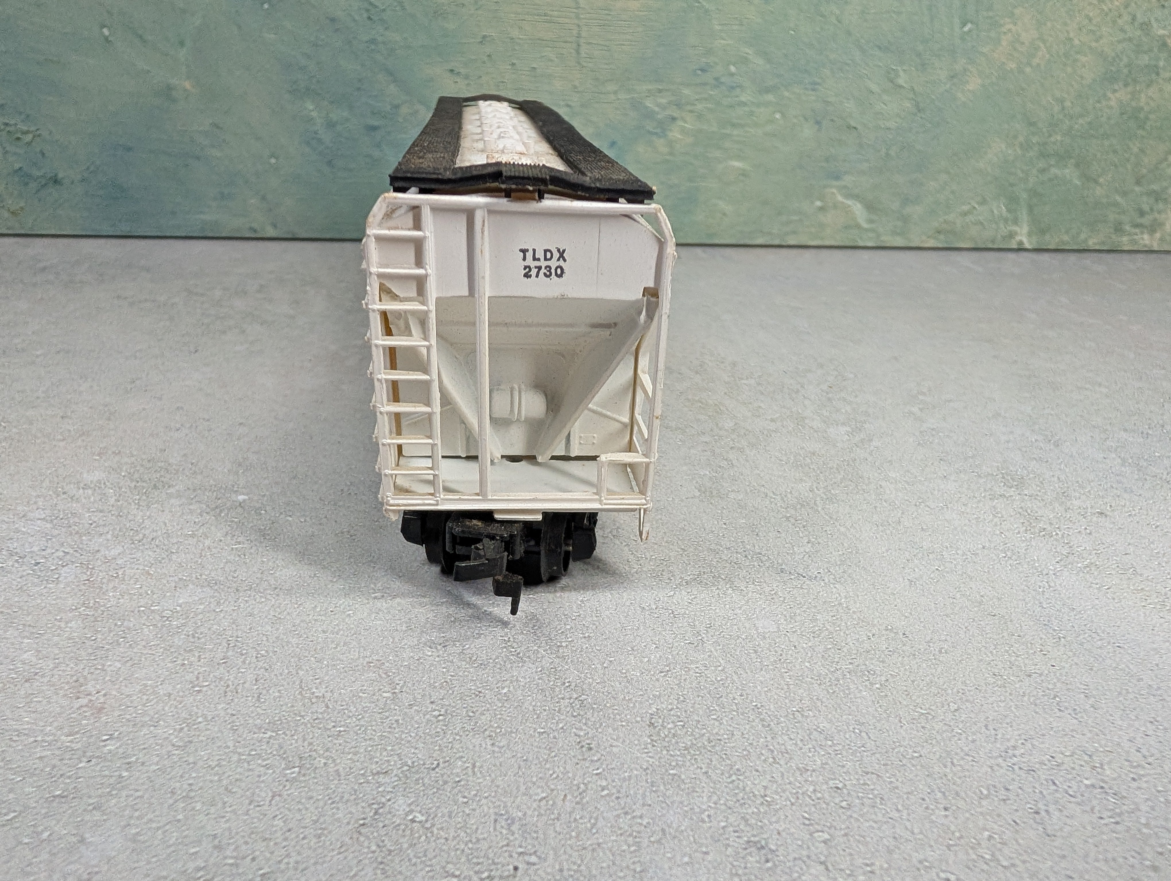 USED AHM HO Scale 4 Bay Covered Hopper Lehigh Valley TLDX #2730