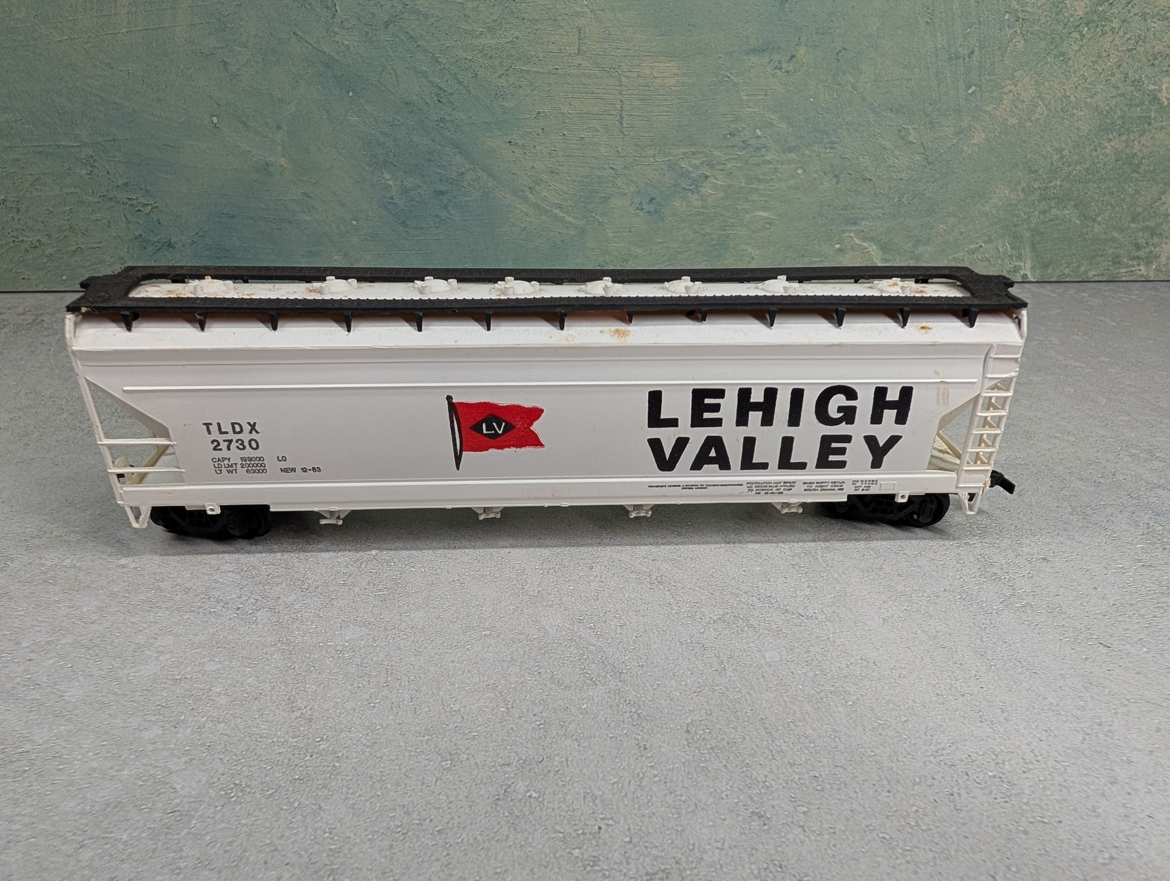 USED AHM HO Scale 4 Bay Covered Hopper Lehigh Valley TLDX #2730