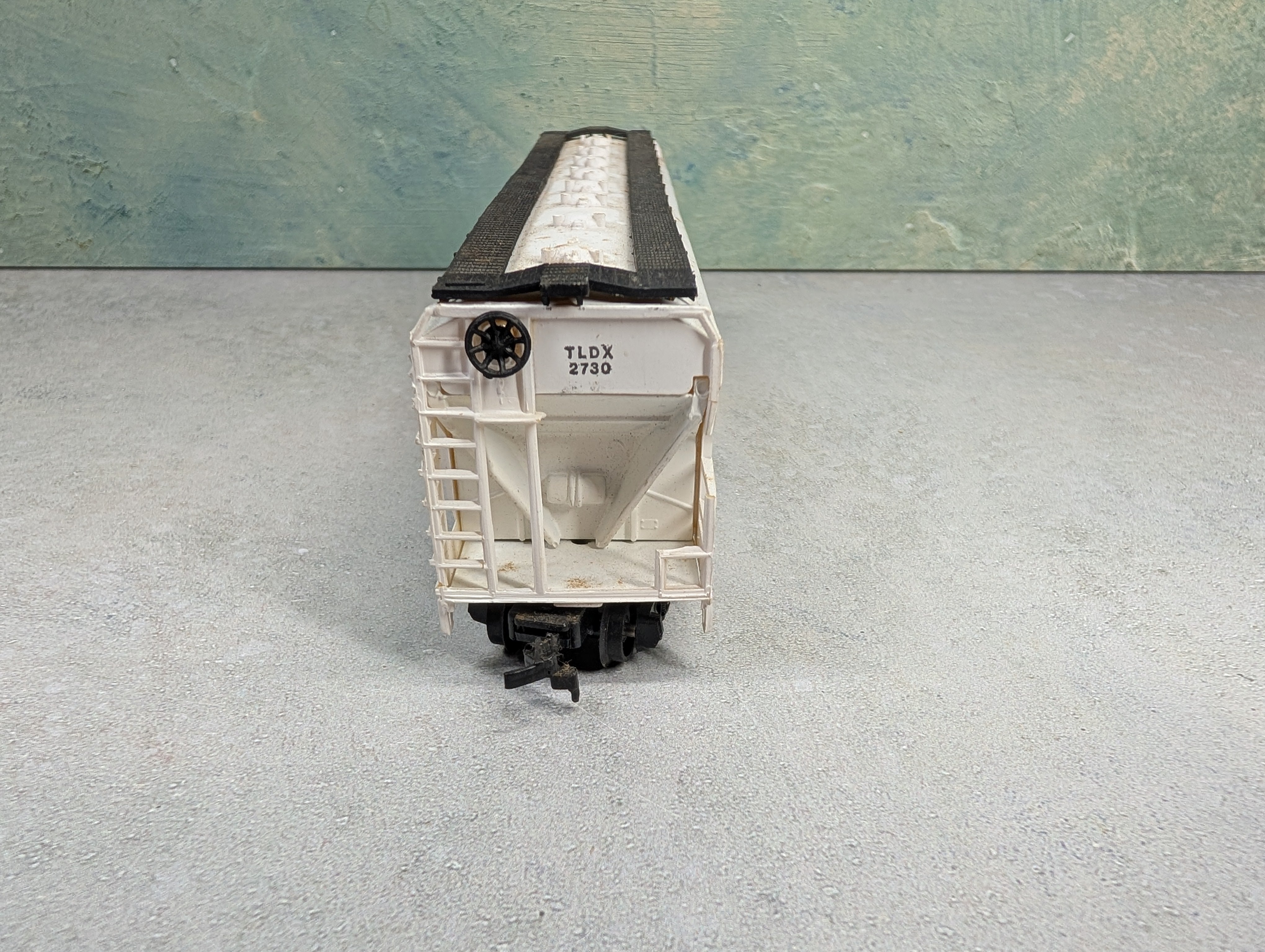 USED AHM HO Scale 4 Bay Covered Hopper Lehigh Valley TLDX #2730