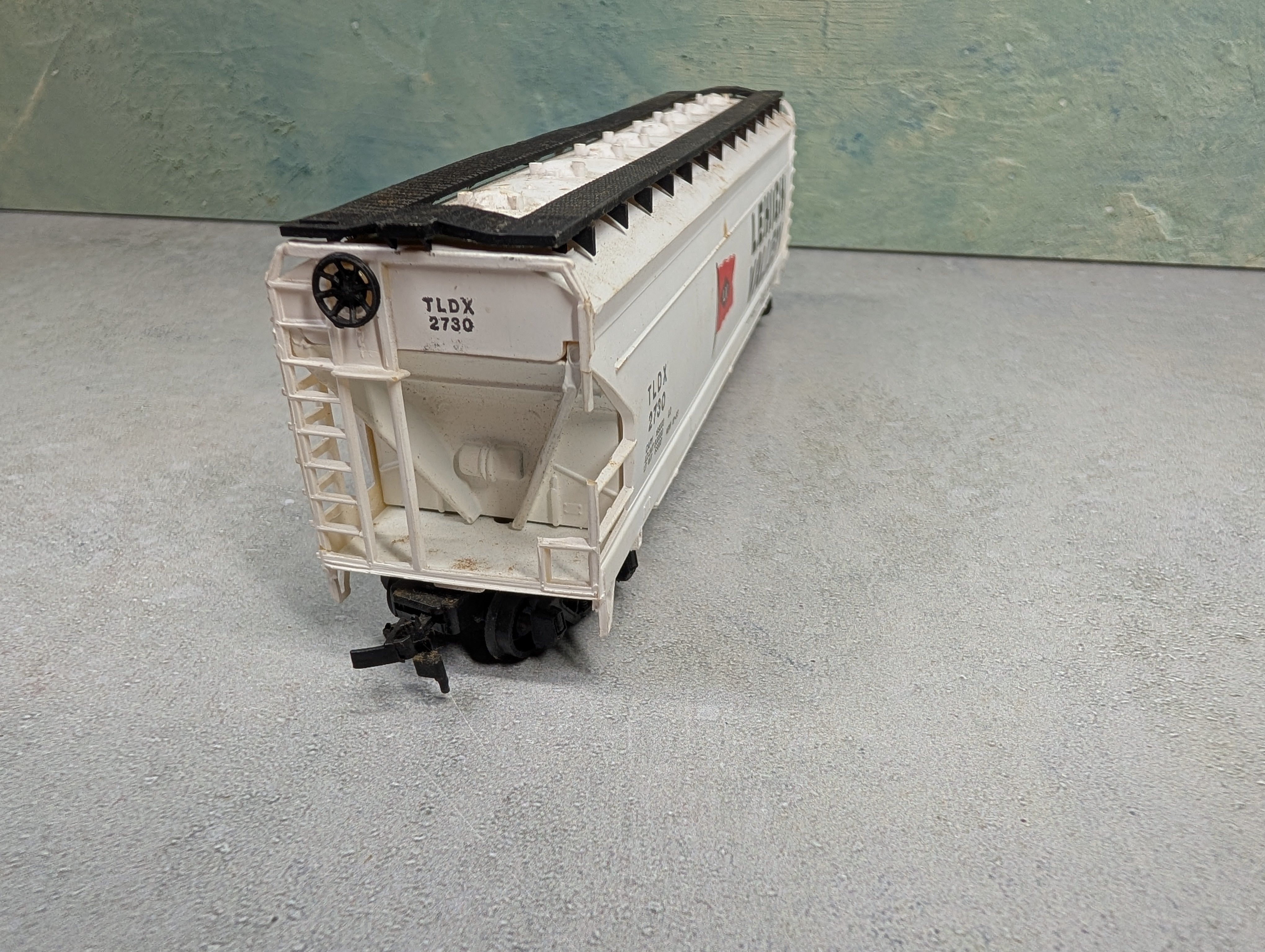 USED AHM HO Scale 4 Bay Covered Hopper Lehigh Valley TLDX #2730
