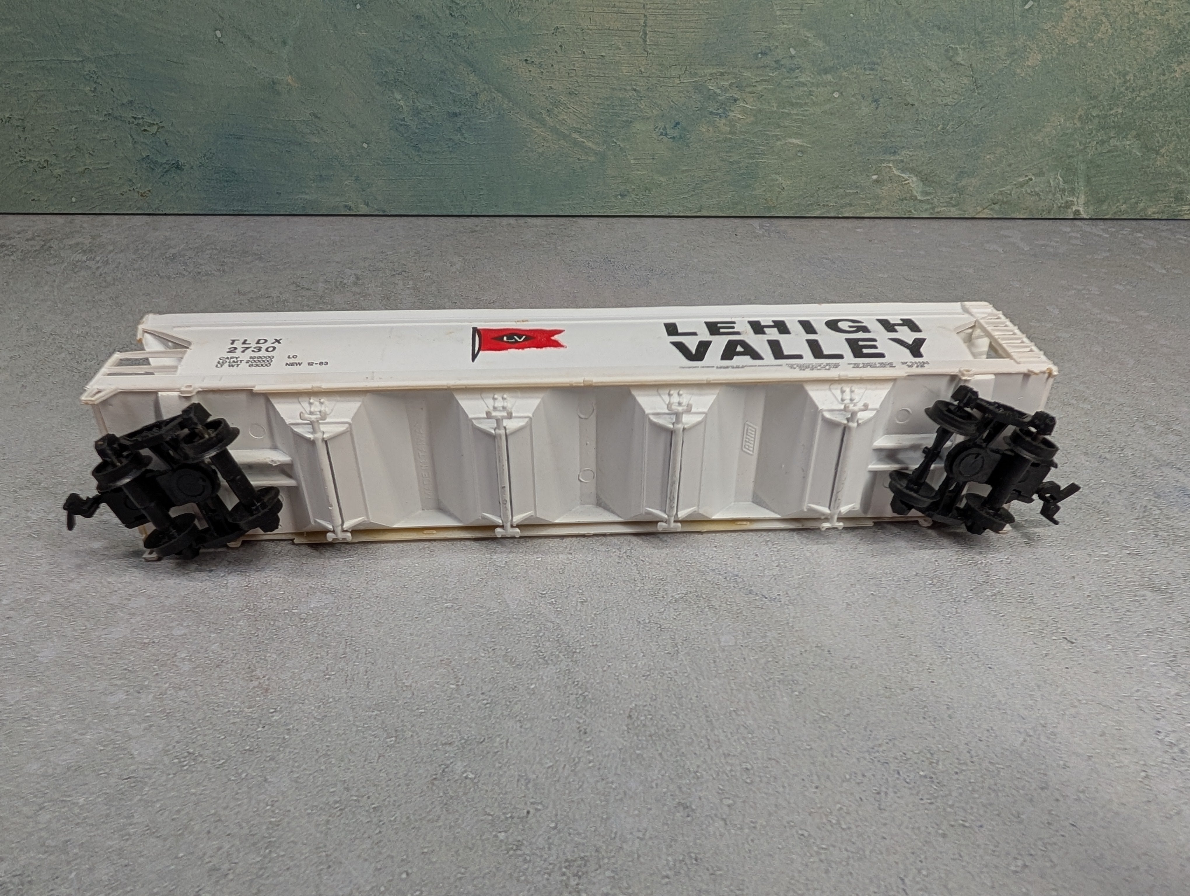 USED AHM HO Scale 4 Bay Covered Hopper Lehigh Valley TLDX #2730
