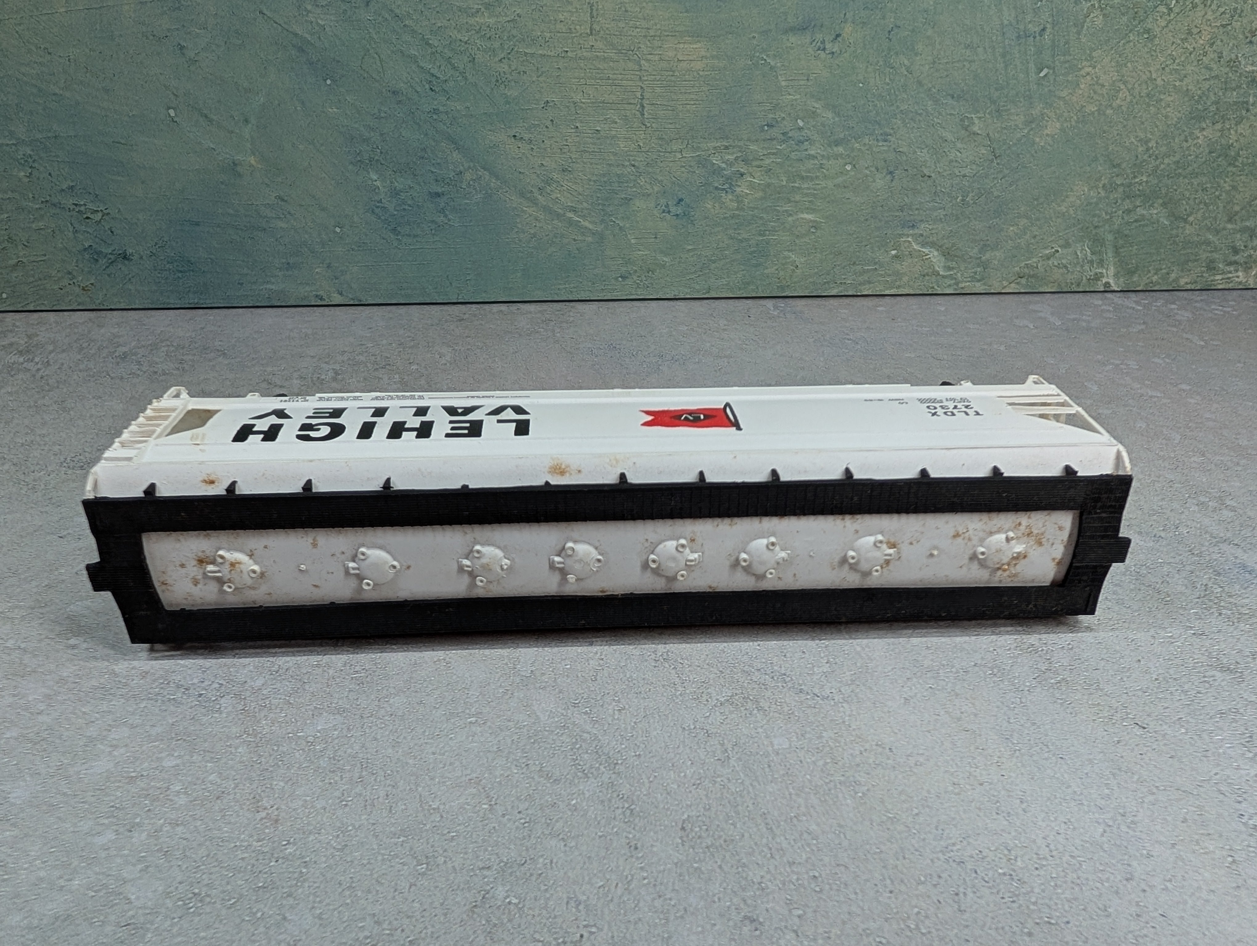 USED AHM HO Scale 4 Bay Covered Hopper Lehigh Valley TLDX #2730