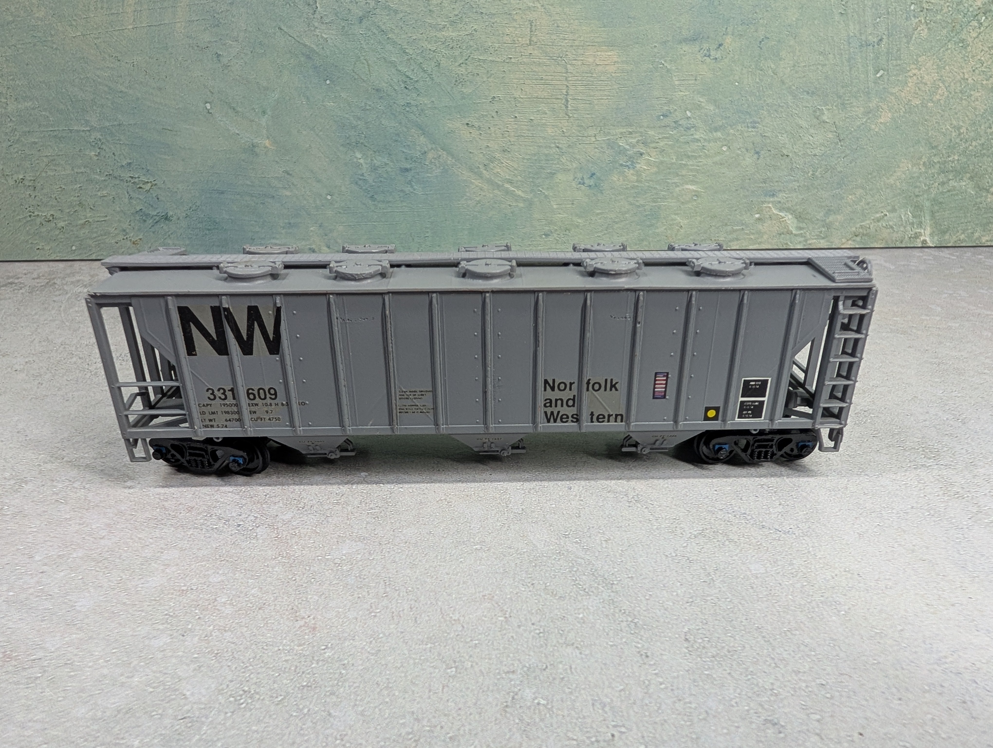 USED AHM HO Scale 3 Bay Covered Hopper Norfolk & Western NW #331609 Custom Decals