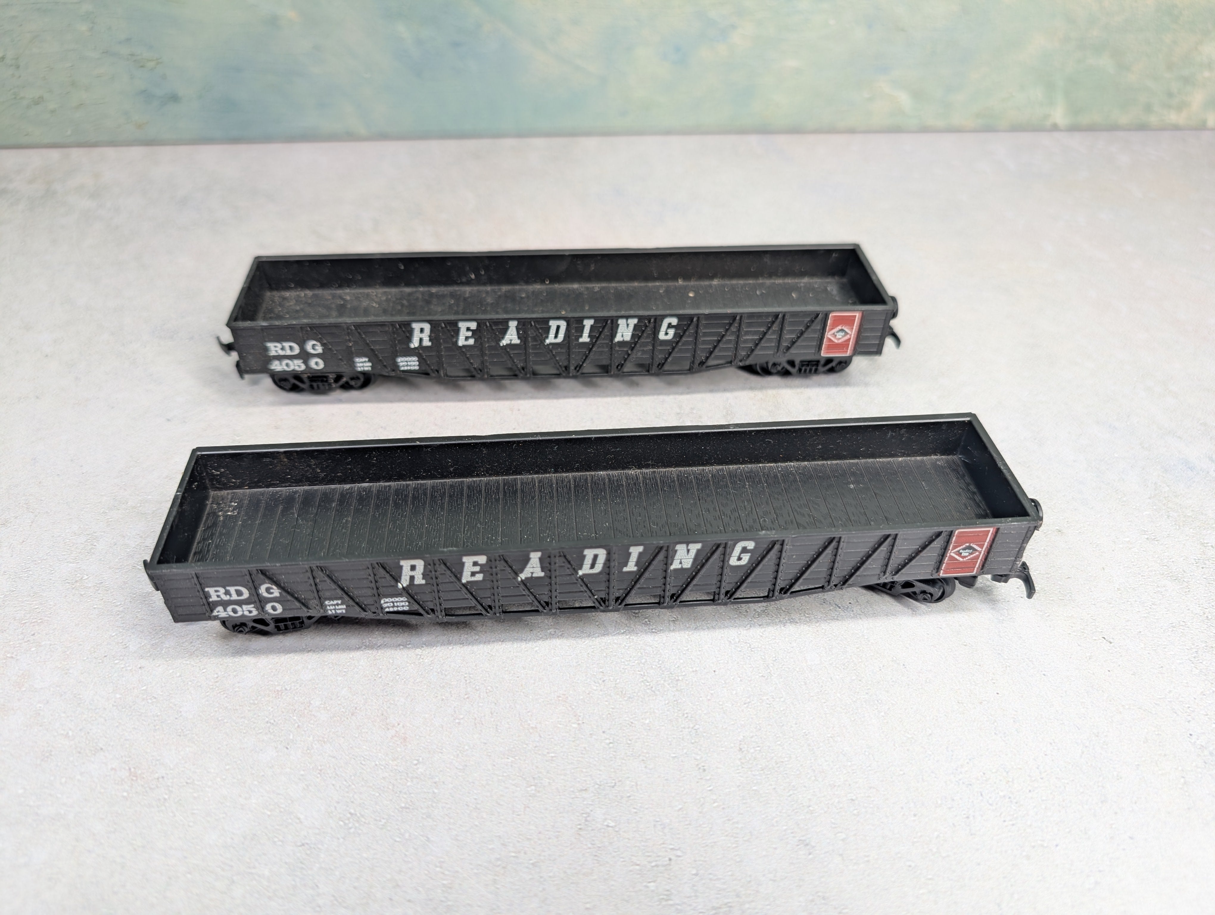 USED AHM HO Scale 50' Wooden Gondolas Reading RDG #4050 (2 pcs)