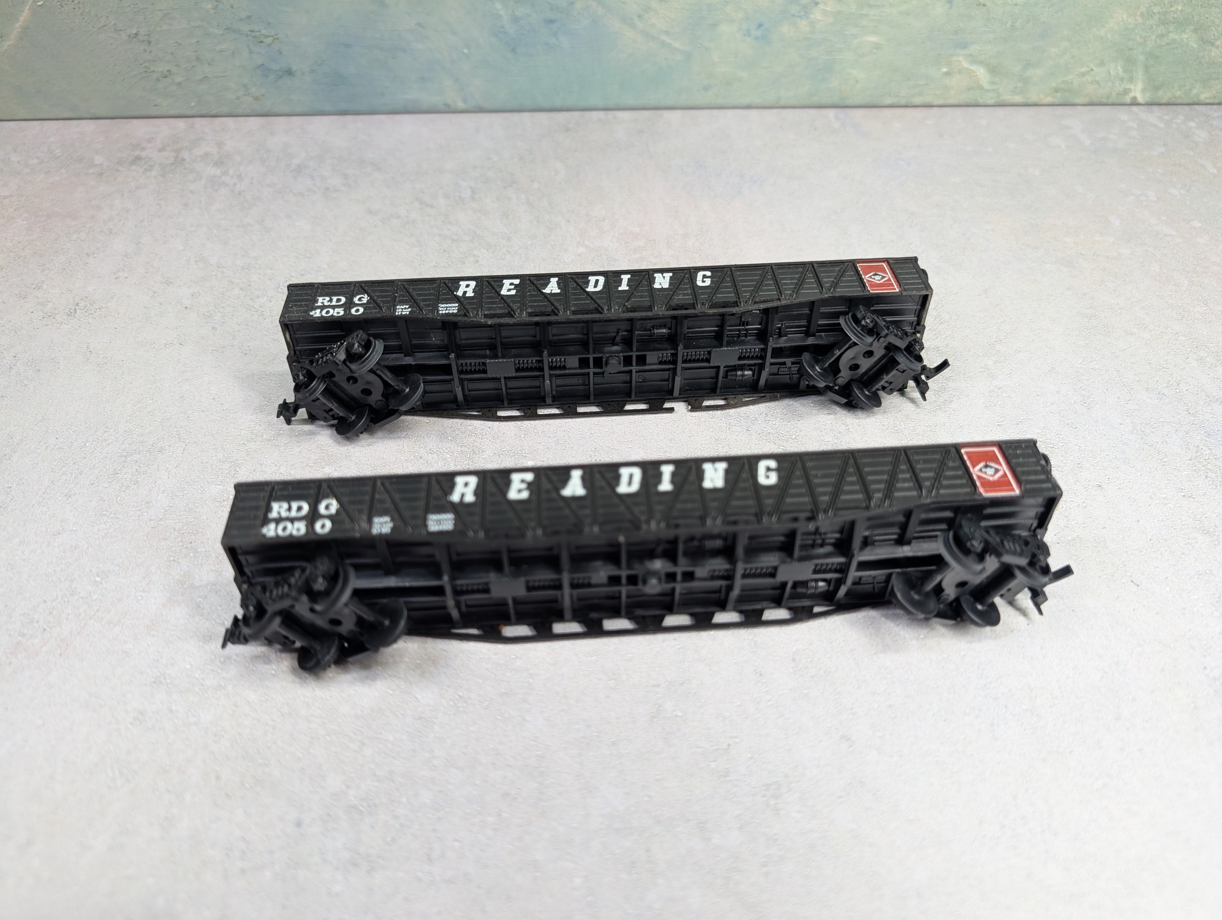 USED AHM HO Scale 50' Wooden Gondolas Reading RDG #4050 (2 pcs)