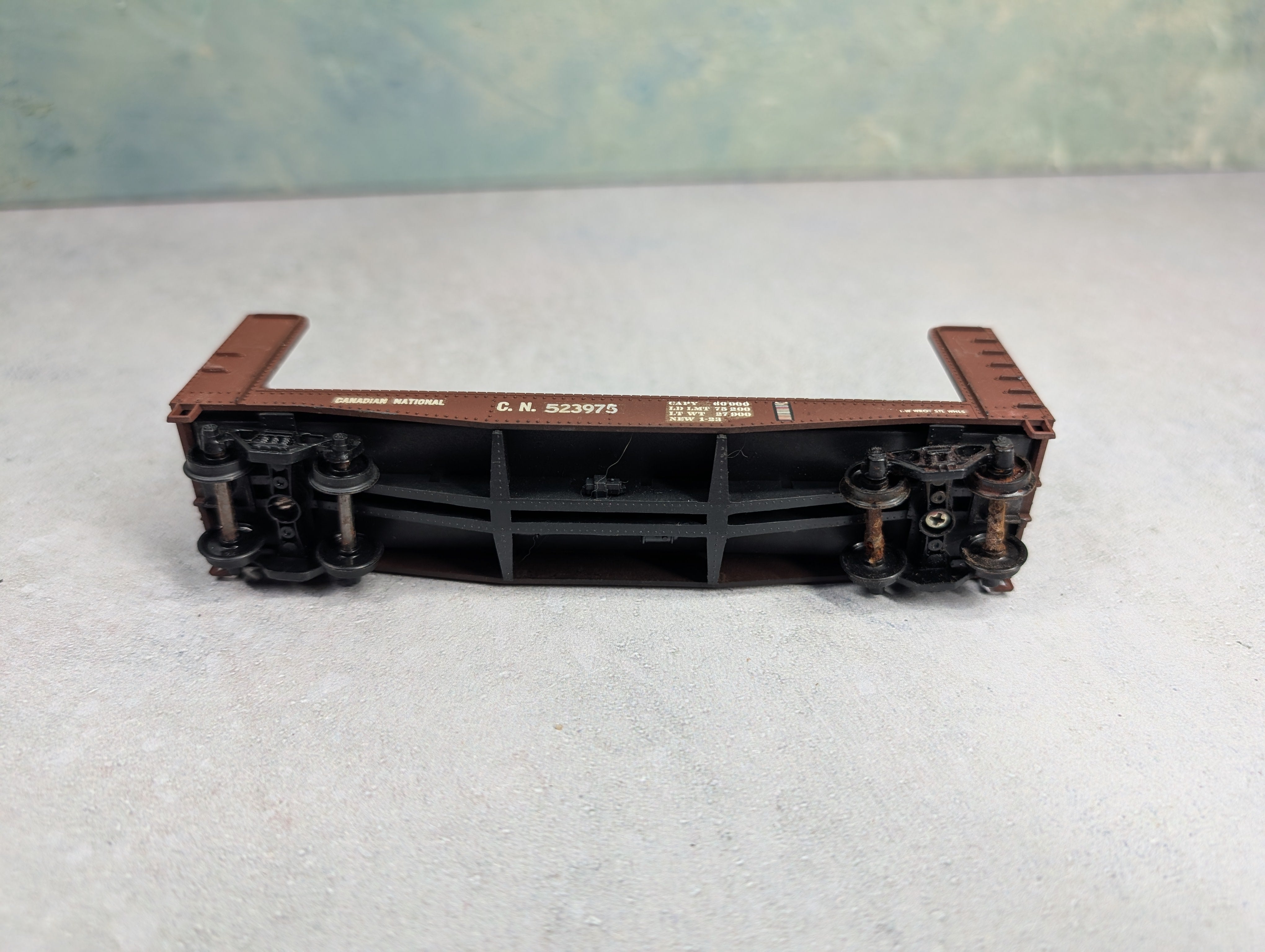 USED Athearn HO Scale 40' Bulkhead Flat Car Canadian National CN #523975 Custom Decals