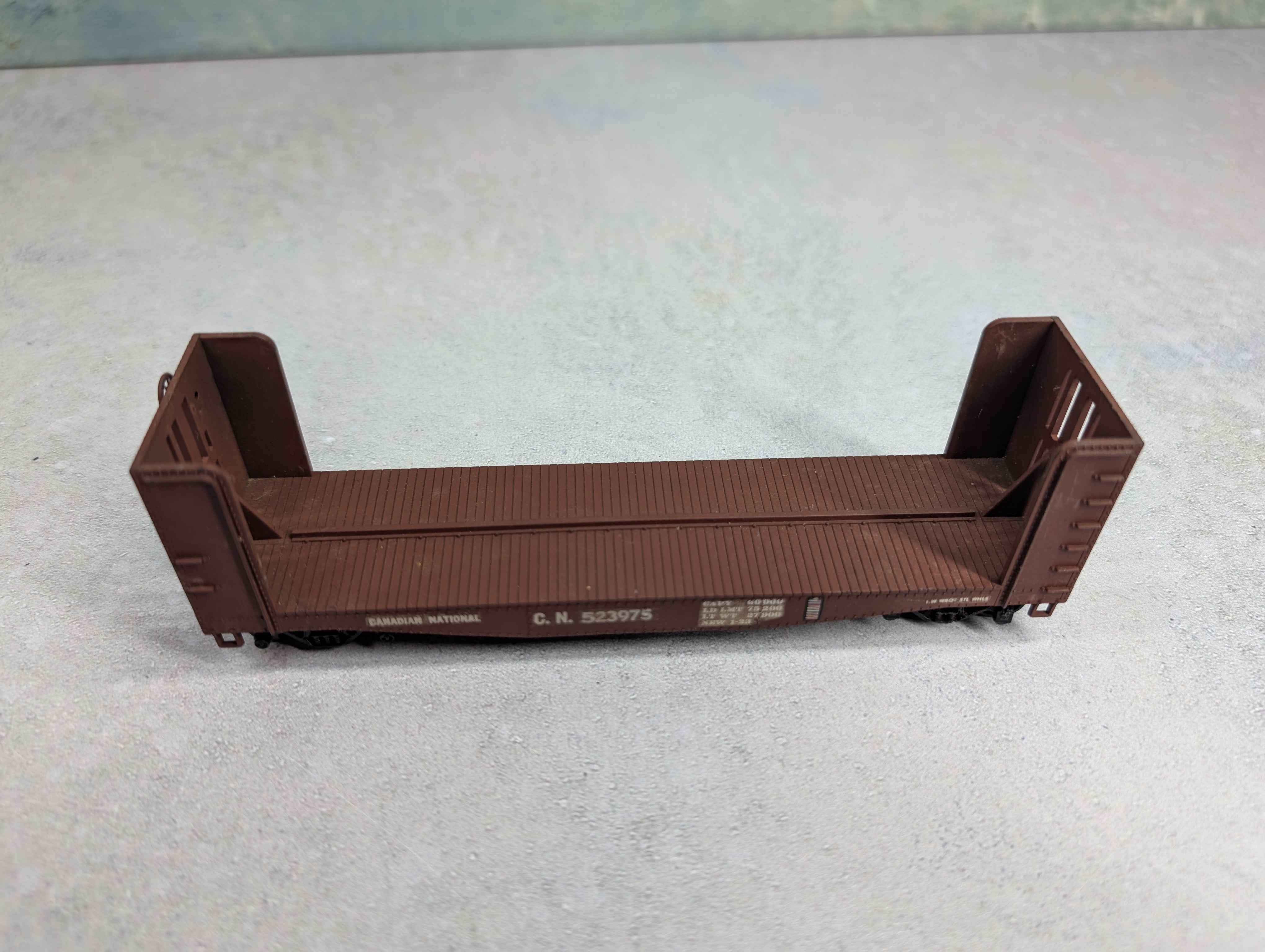 USED Athearn HO Scale 40' Bulkhead Flat Car Canadian National CN #523975 Custom Decals