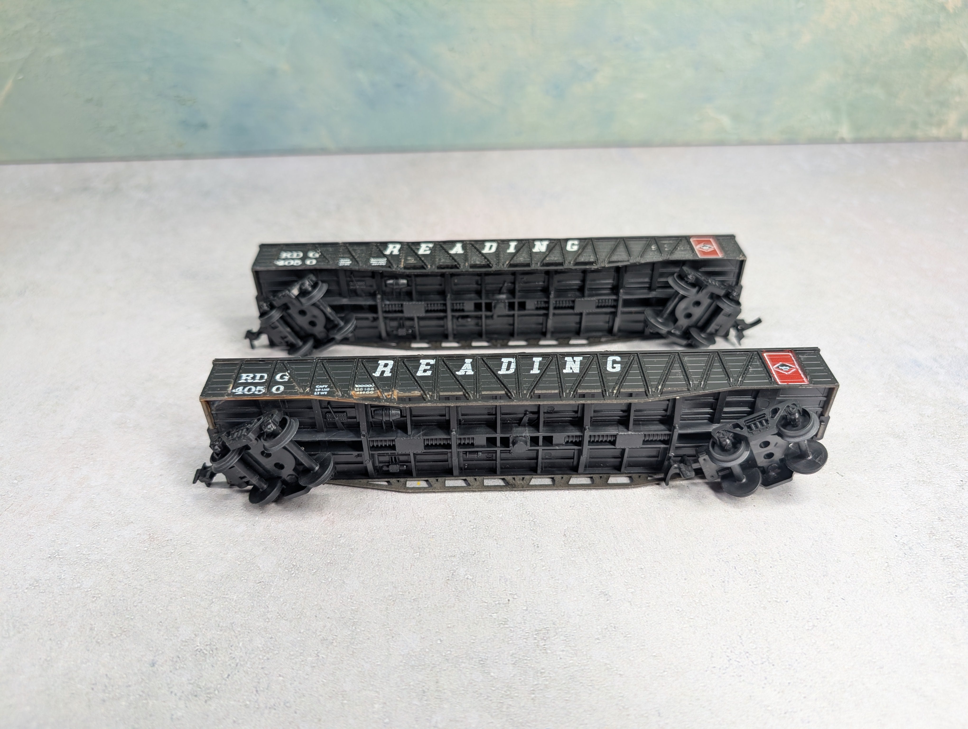 USED AHM HO Scale 50' Wooden Gondolas Reading RDG #4050 (2 pcs)