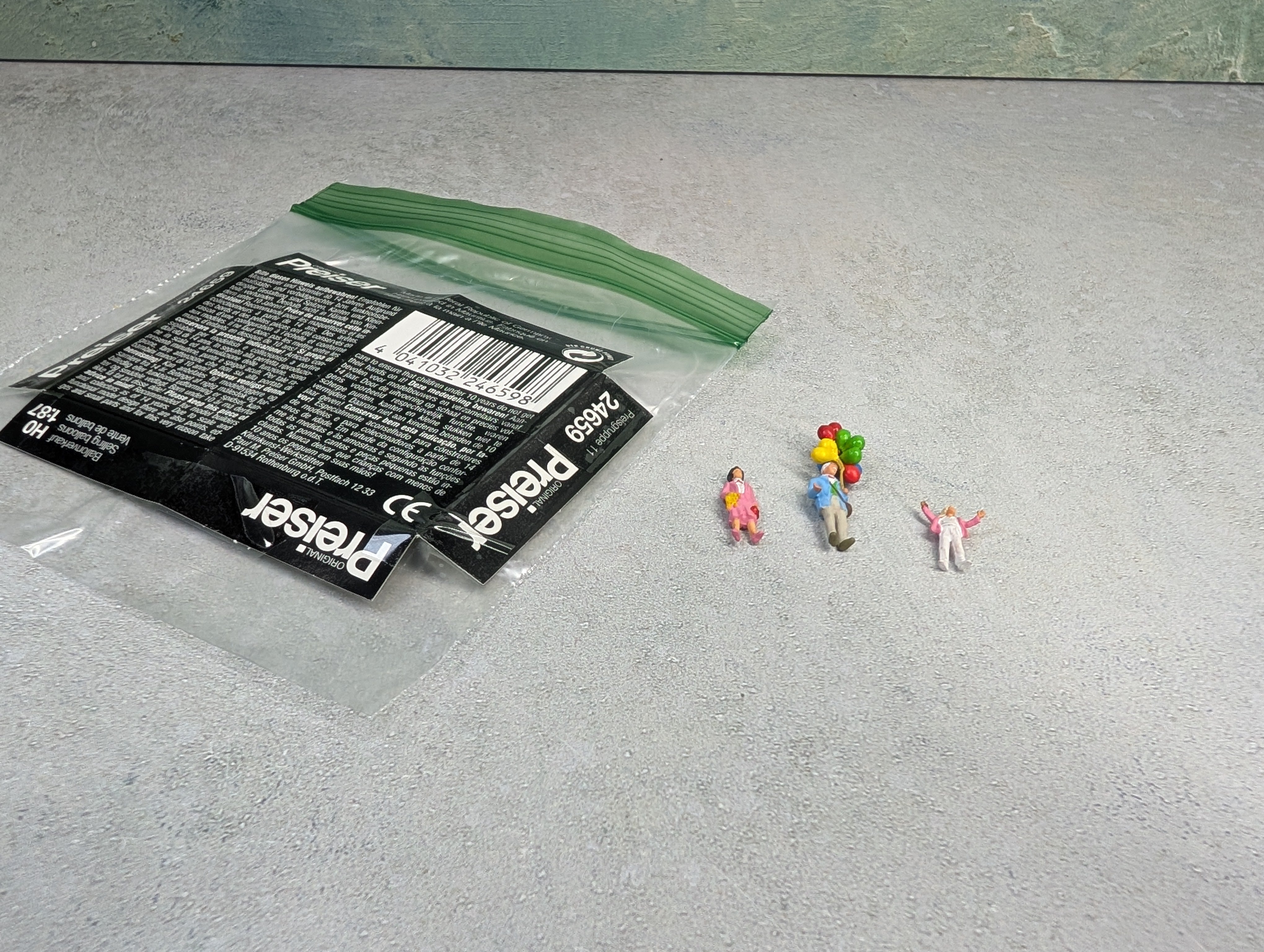USED Preiser 24659 HO Scale Selling Balloons (3 figures)