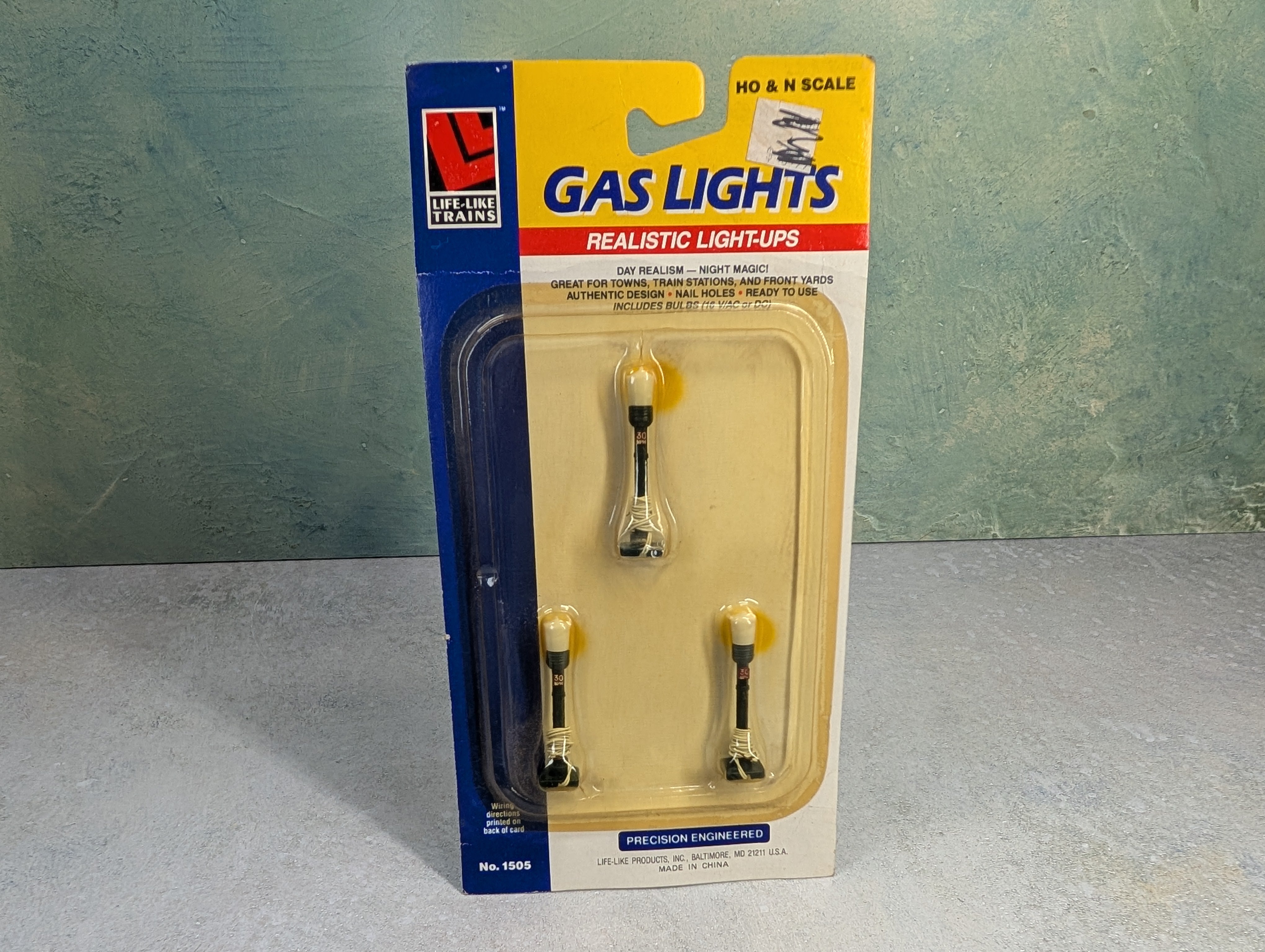 USED Life-Like 1505 HO Scale Gas Lights (3 pcs)