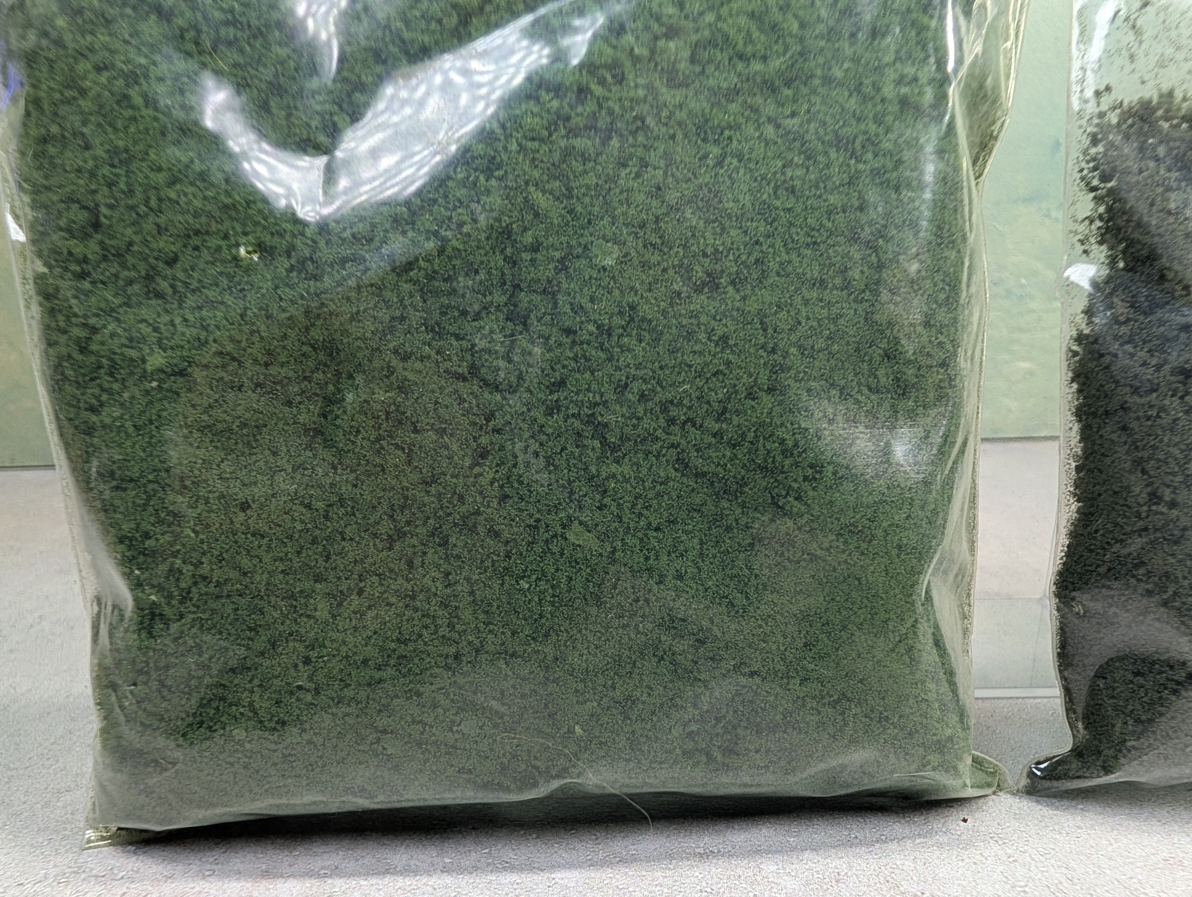 USED Woodland Scenics MULTI Scale Turf / Foilage Scenery Bags, Green & Dark Green (2 pcs)