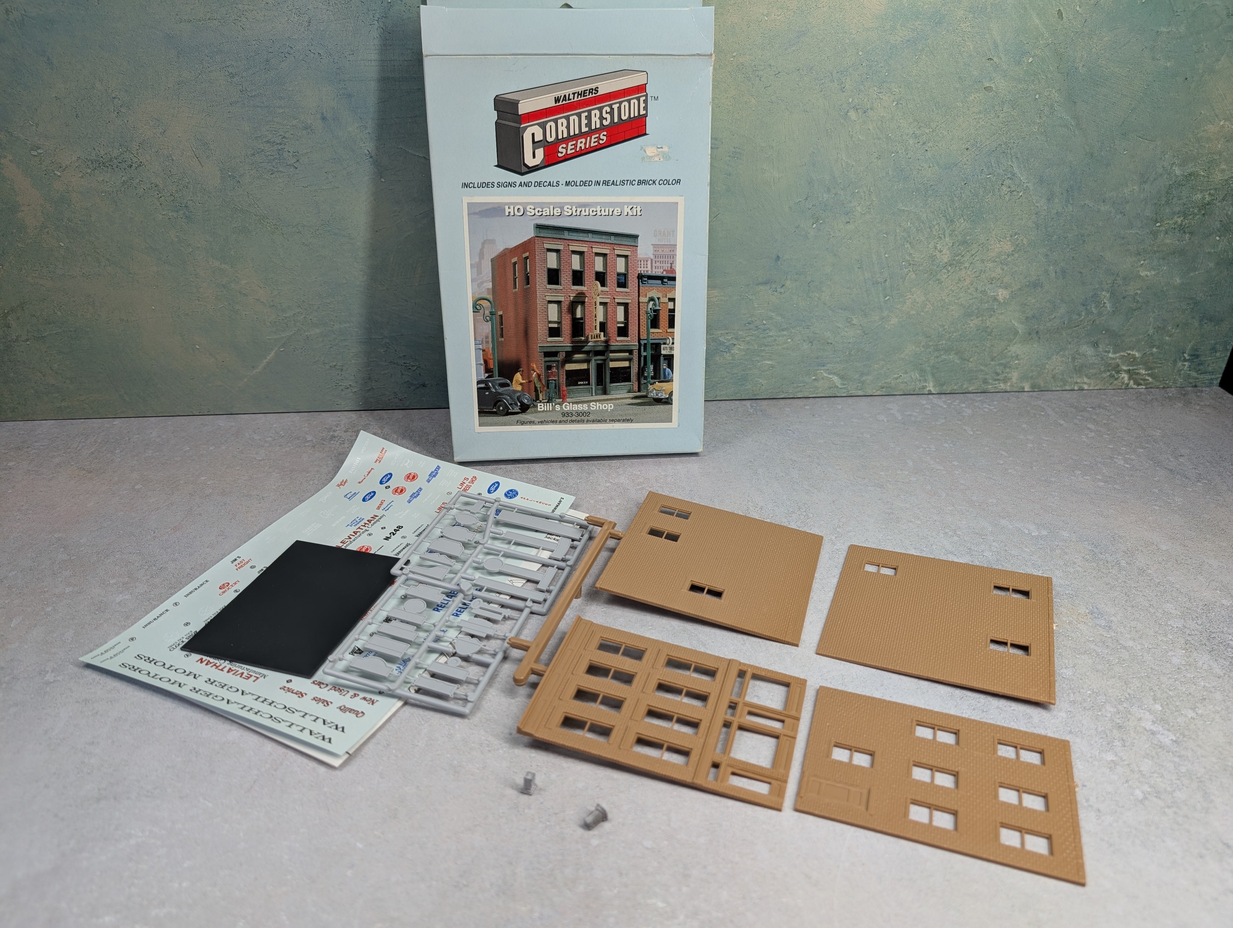 USED Walthers 933-3002 HO Scale Bill's Glass Shop KIT