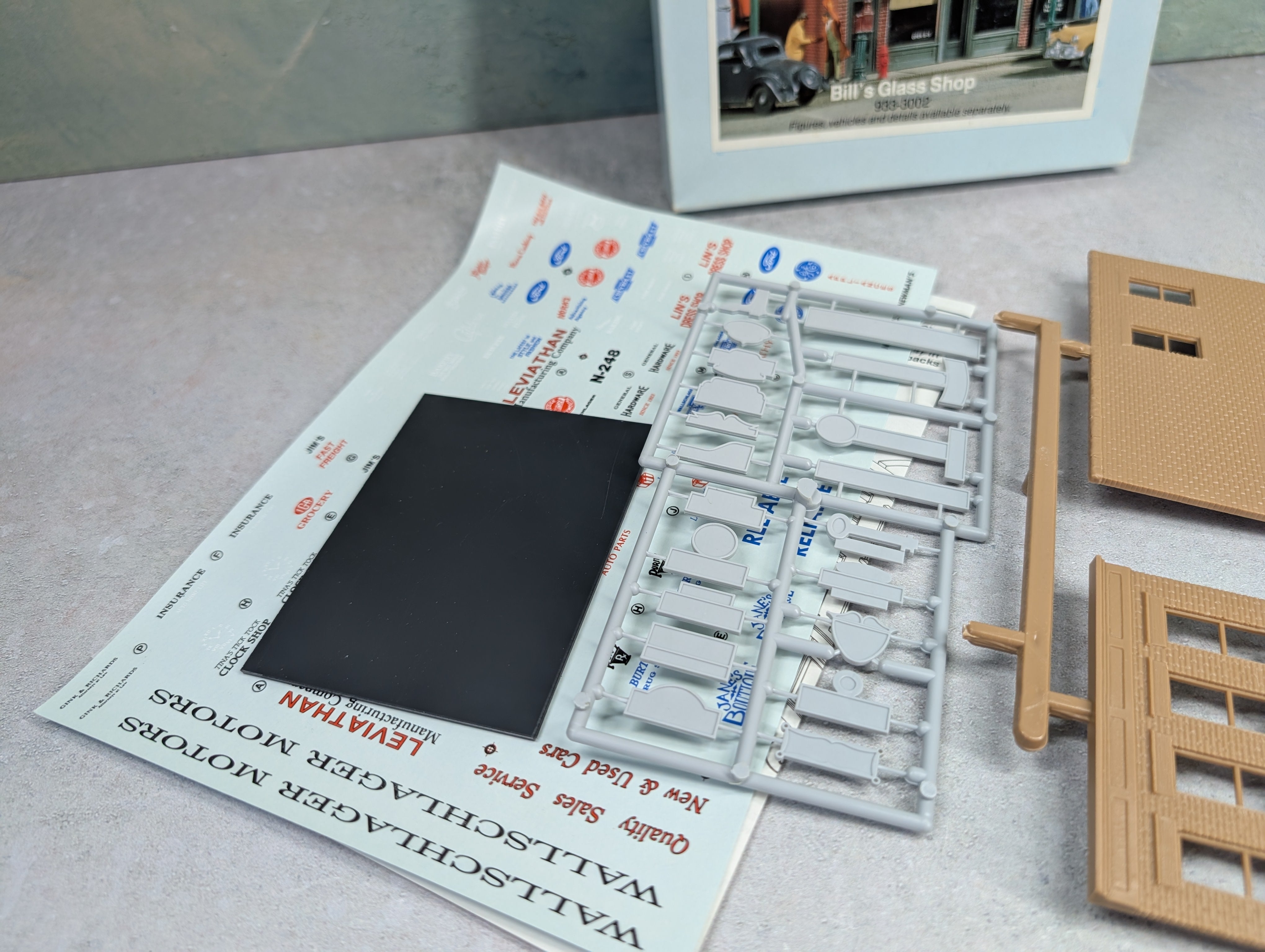 USED Walthers 933-3002 HO Scale Bill's Glass Shop KIT