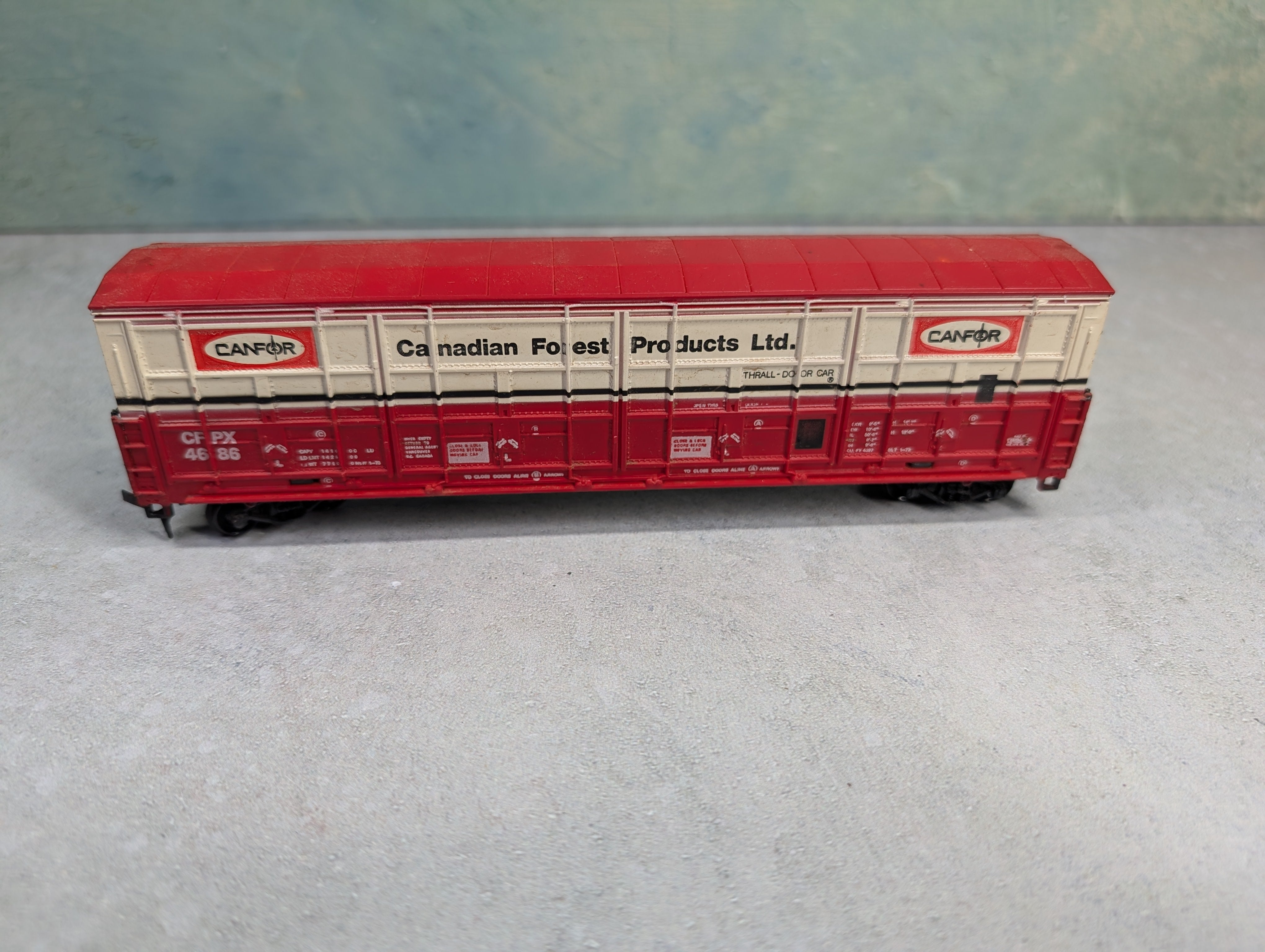USED Life-Like HO Scale Thrall Door Box Car Canfor CFPX #4686