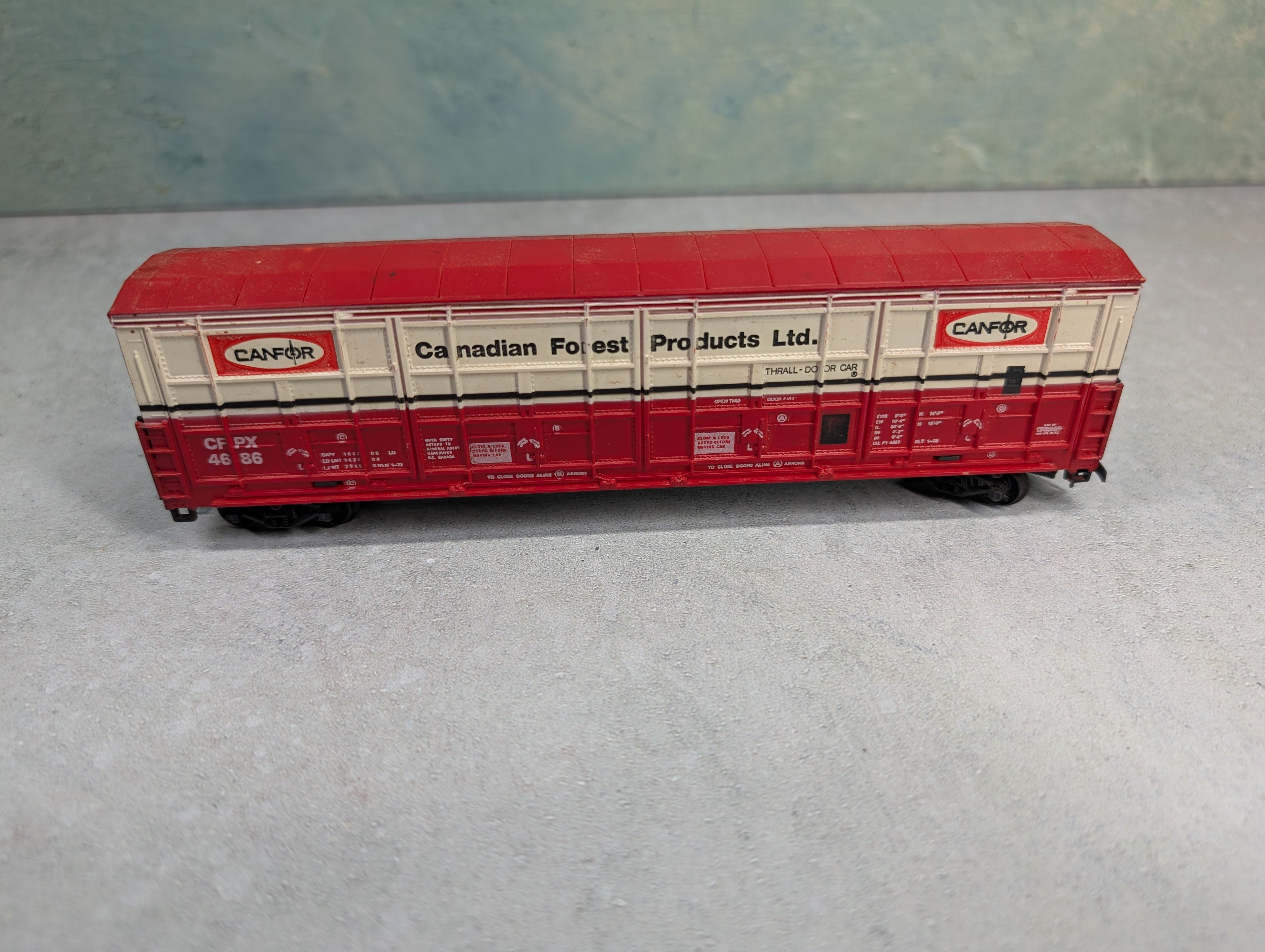 USED Life-Like HO Scale Thrall Door Box Car Canfor CFPX #4686