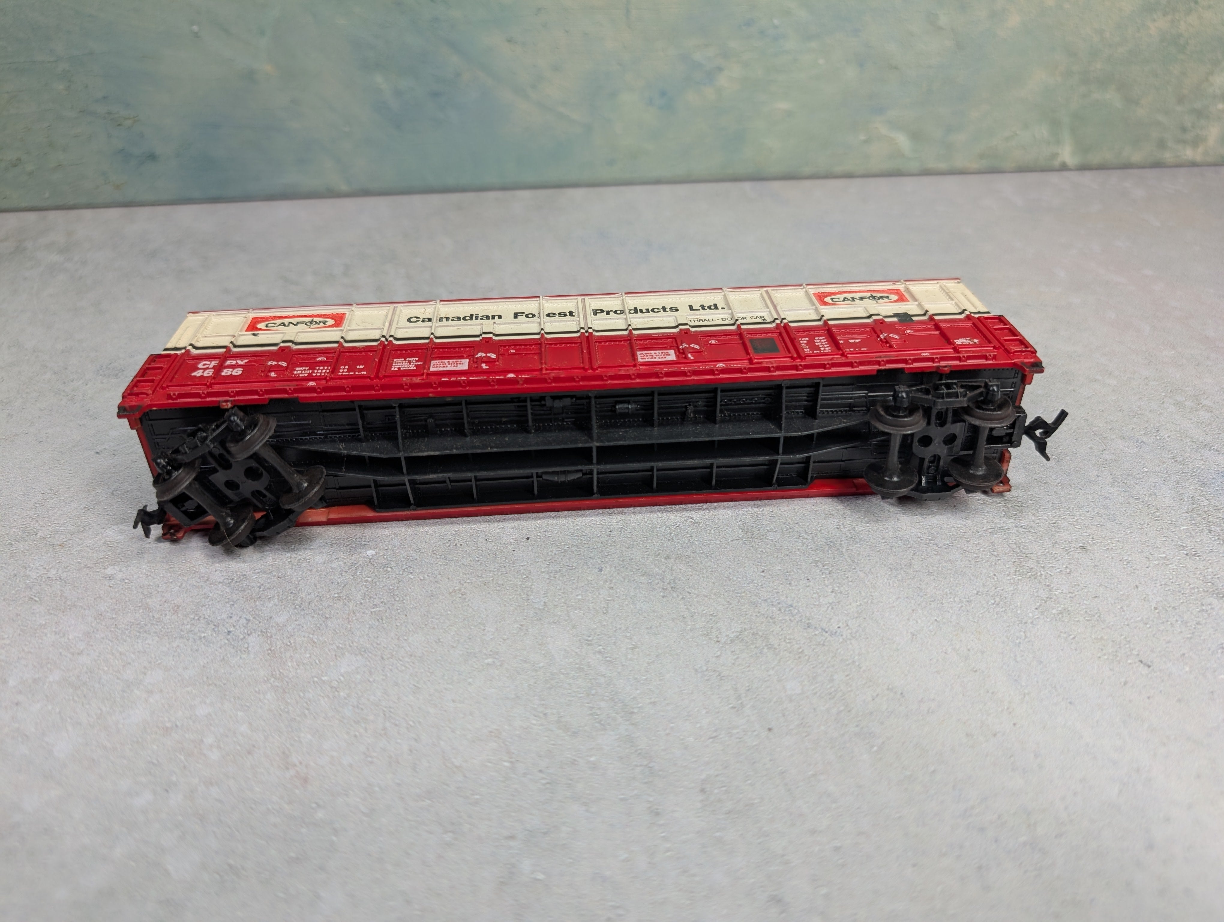 USED Life-Like HO Scale Thrall Door Box Car Canfor CFPX #4686