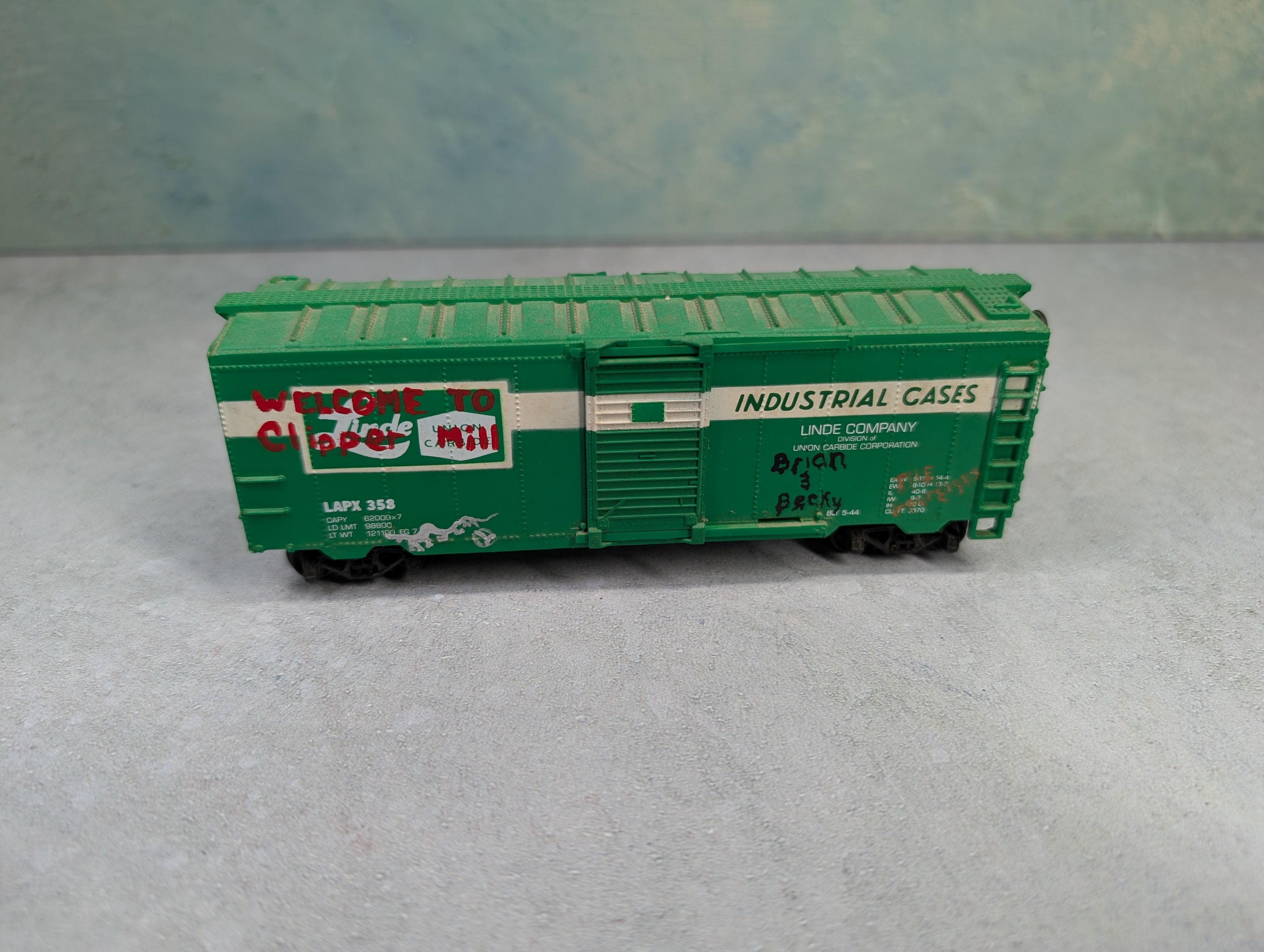USED Life-Like HO Scale 40' Box Car Linde LAPX #358 Custom Graffiti