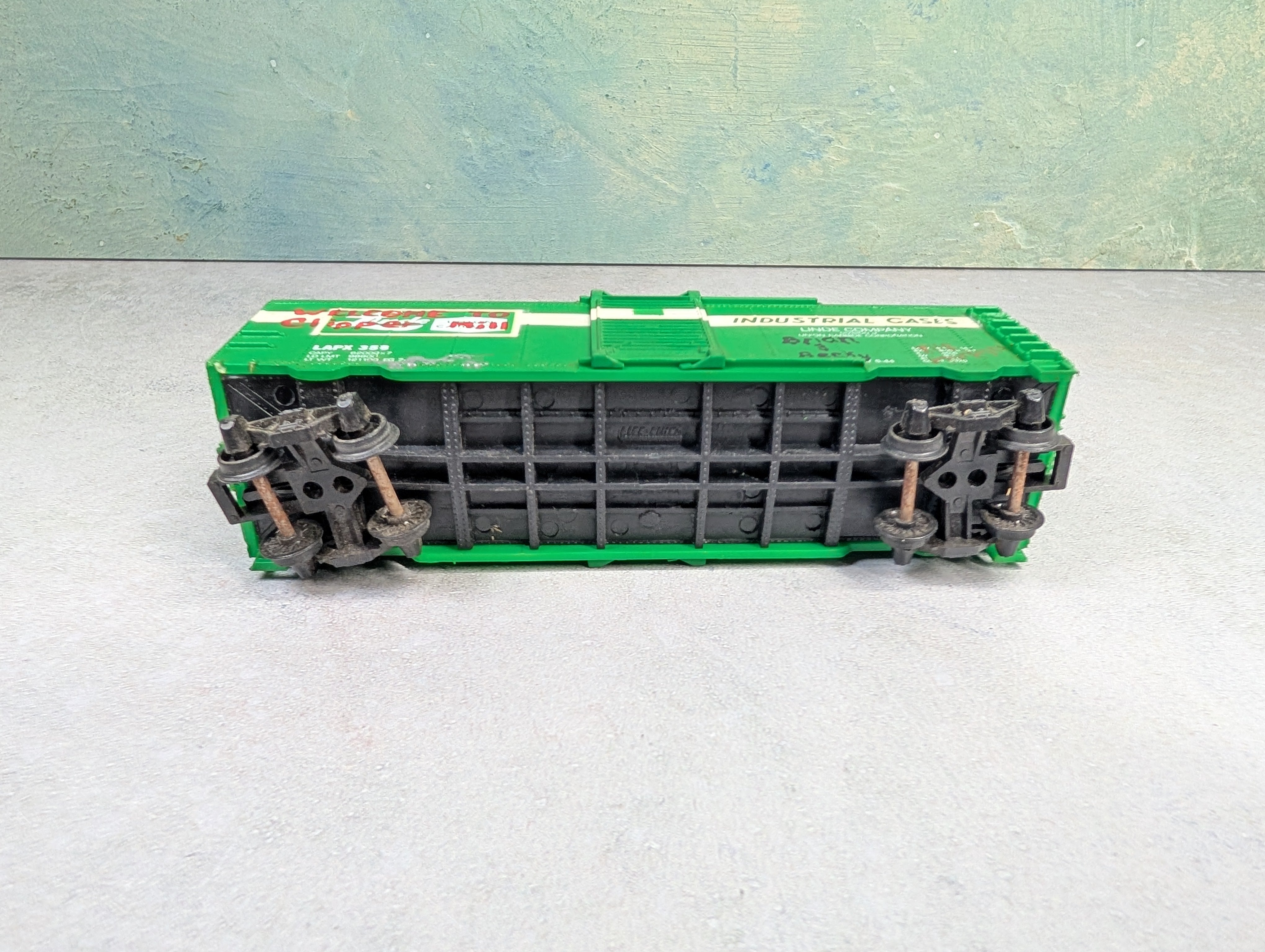 USED Life-Like HO Scale 40' Box Car Linde LAPX #358 Custom Graffiti