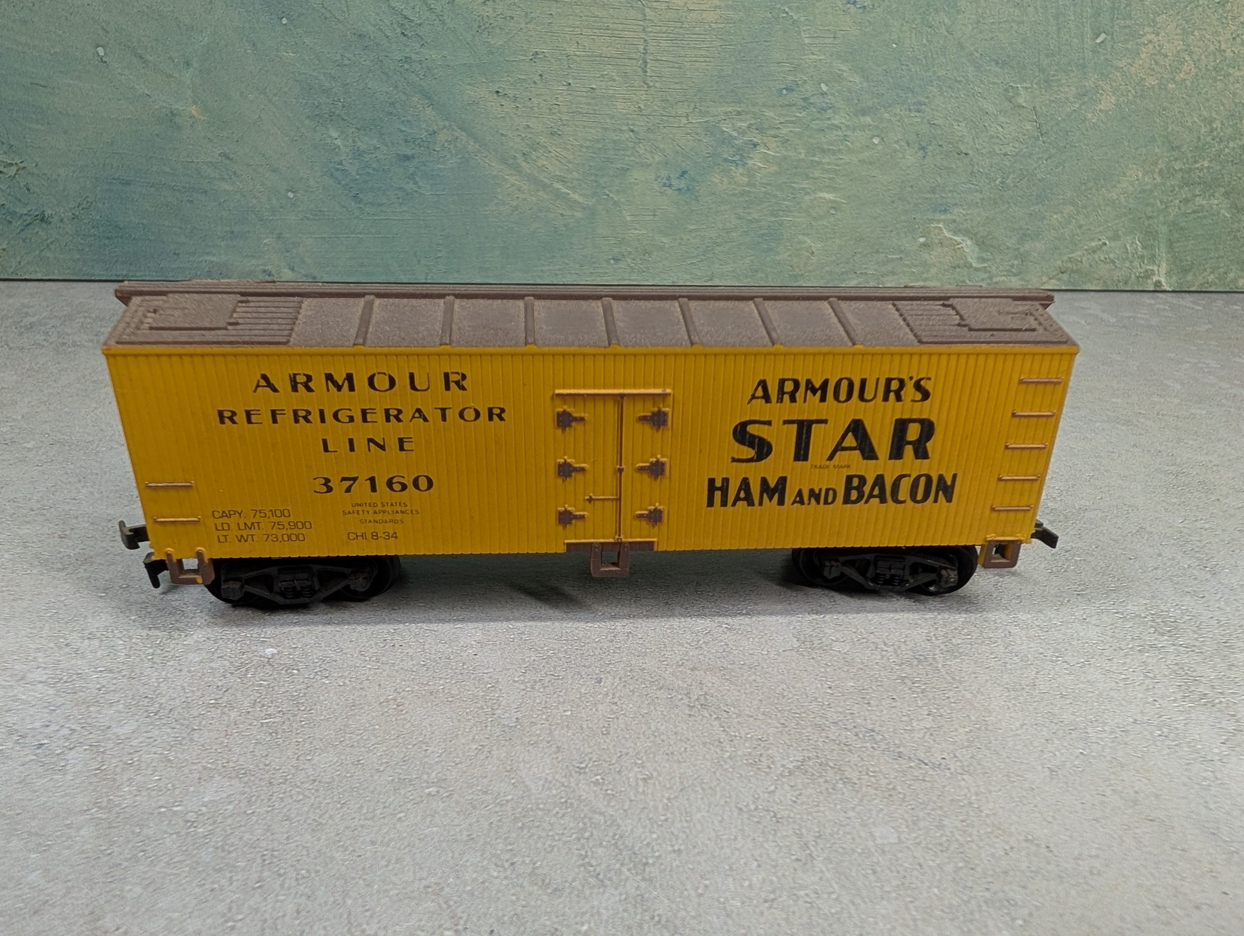 USED Life-Like HO Scale 38' Wooden Reefer Box Car Armour Refrigerator Line #37160