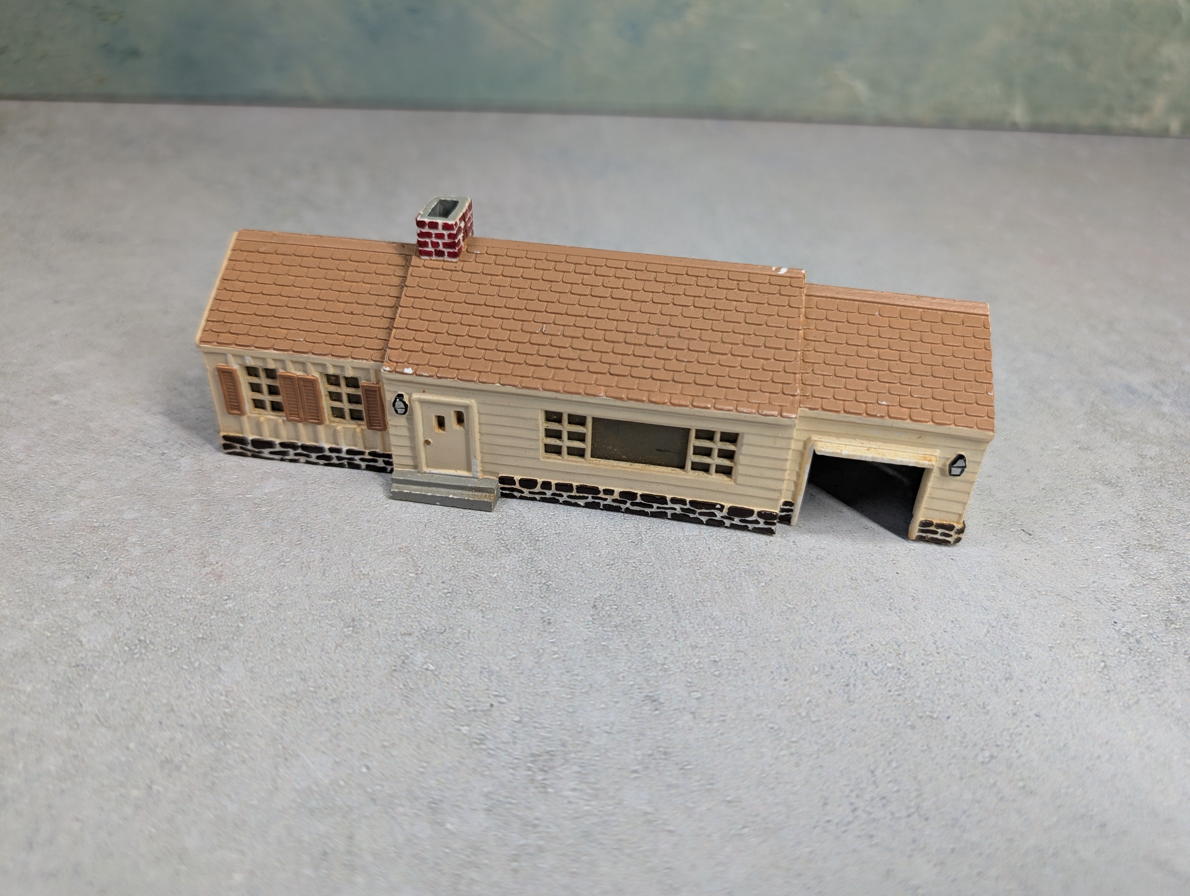 USED Marx HO Scale Light Brown Home