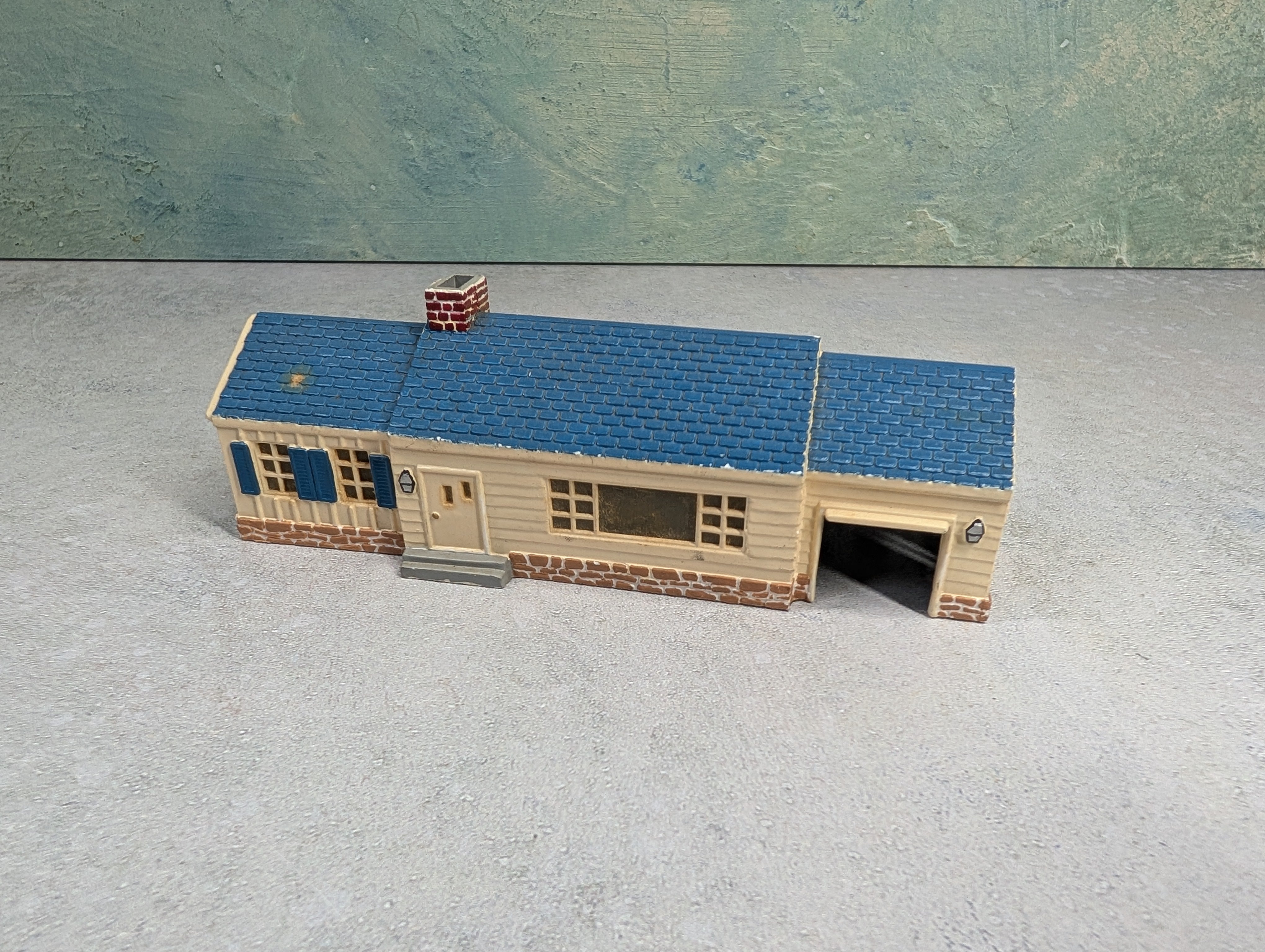 USED Marx HO Scale Light Brown & Blue Roof Home