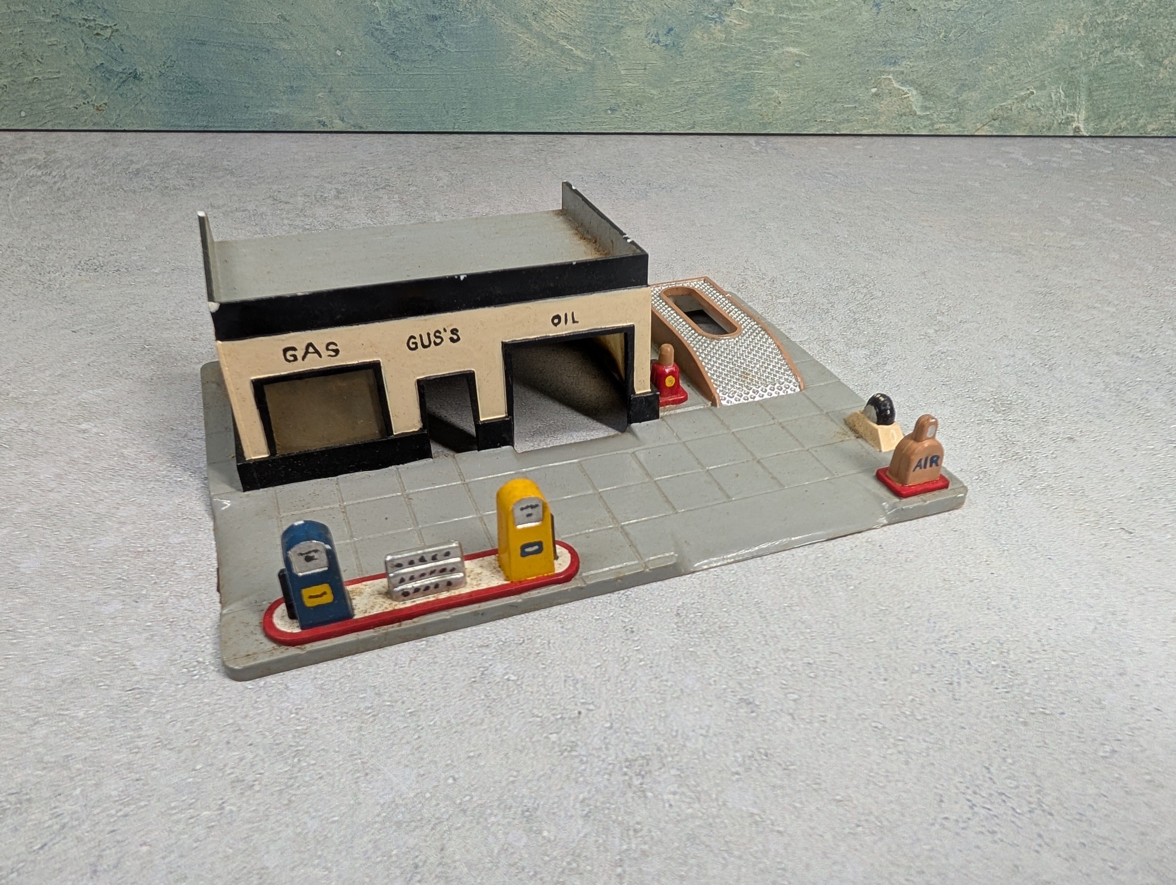 USED Marx HO Scale Fueling Station, Gus's Gas & Oil