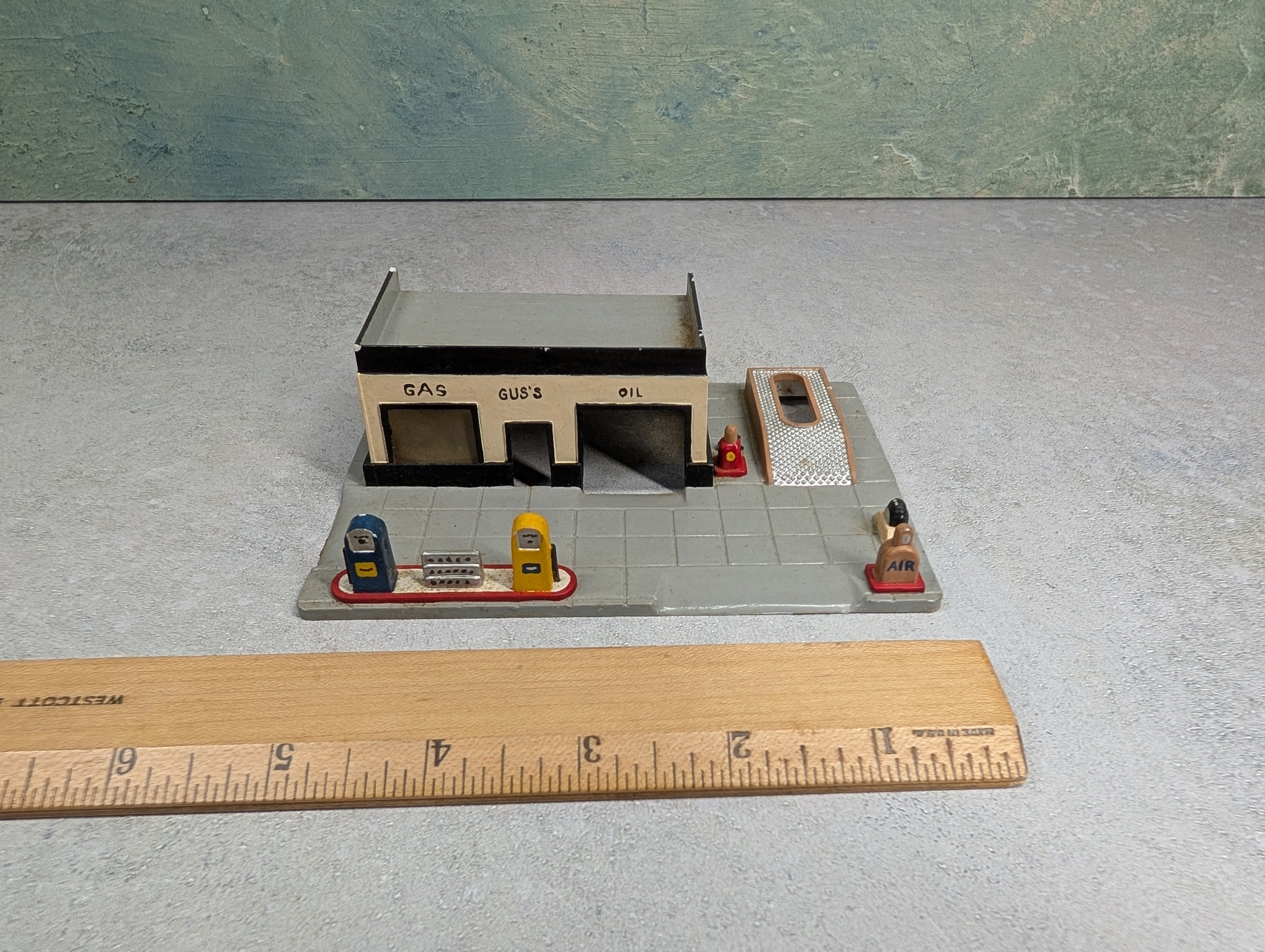 USED Marx HO Scale Fueling Station, Gus's Gas & Oil