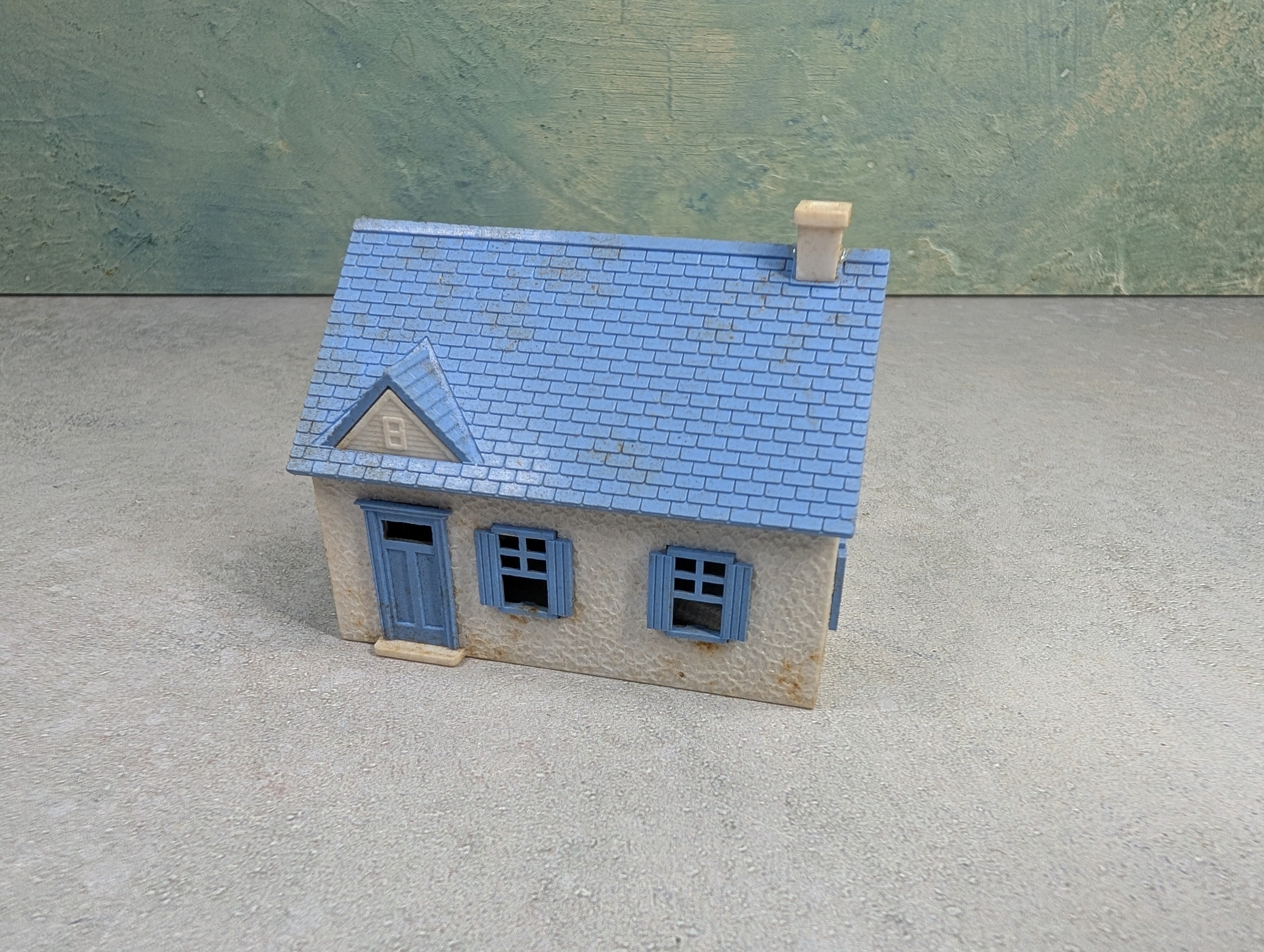 USED Bachmann Plasticville HO Scale White & Blue House