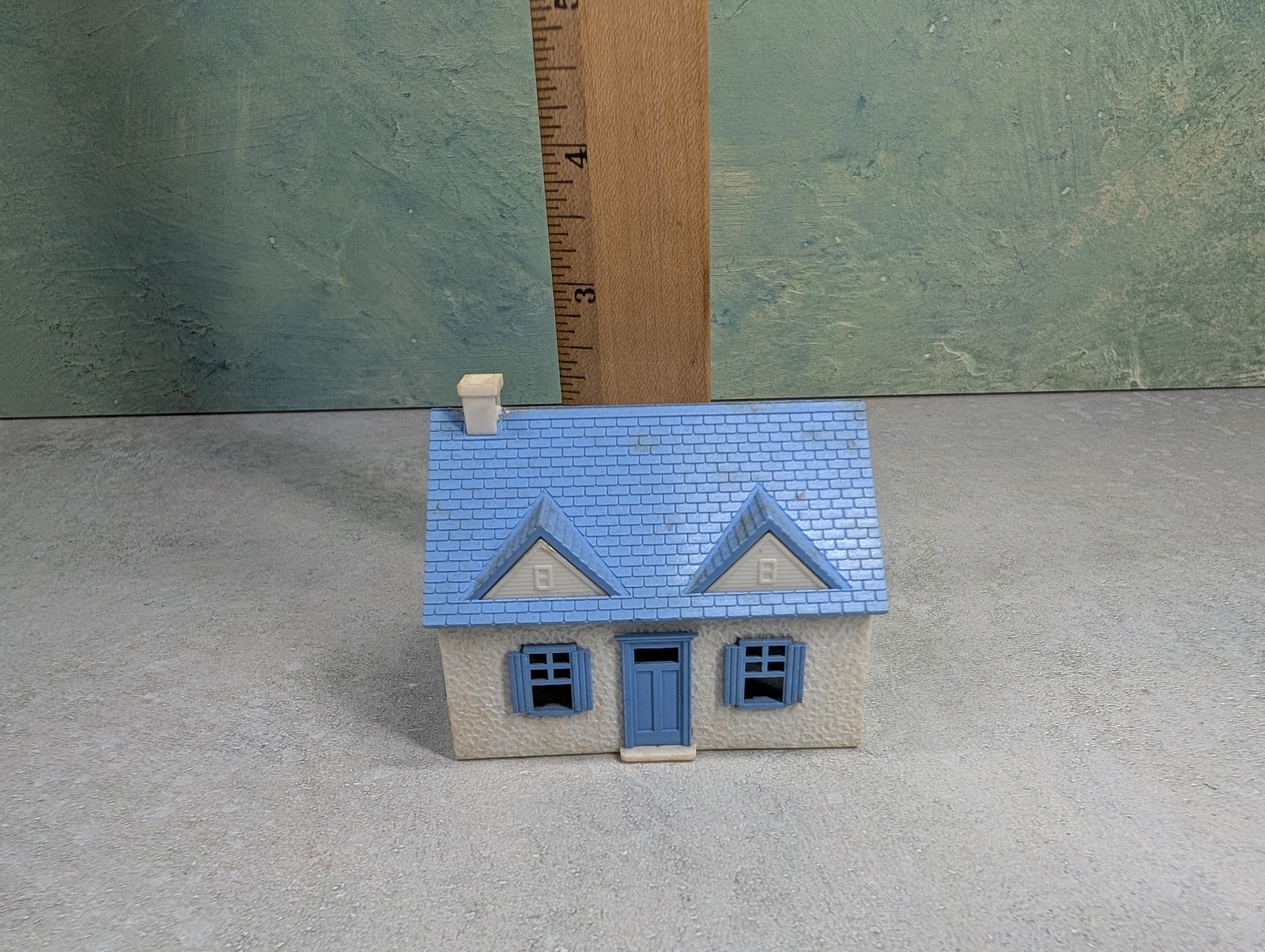 USED Bachmann Plasticville HO Scale White & Blue House