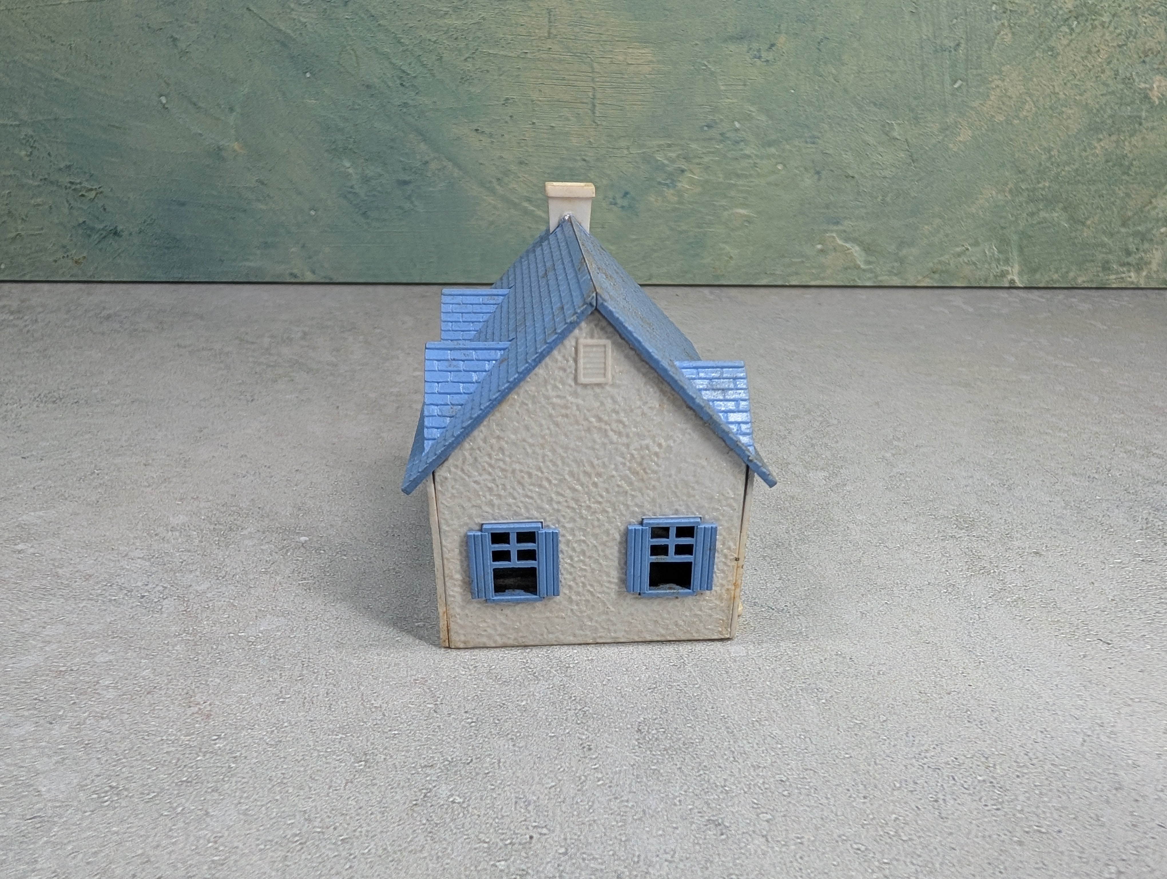 USED Bachmann Plasticville HO Scale White & Blue House