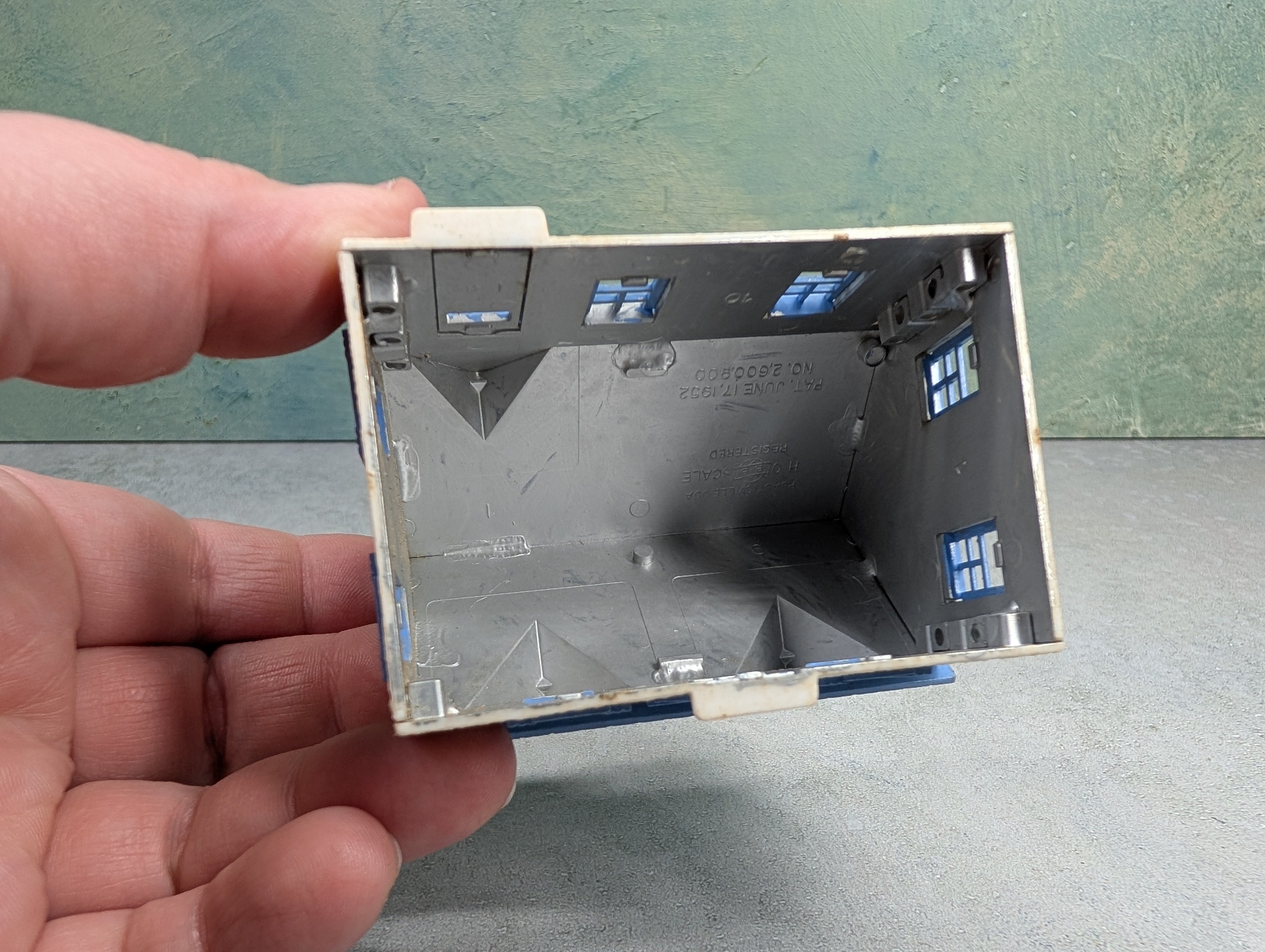 USED Bachmann Plasticville HO Scale White & Blue House