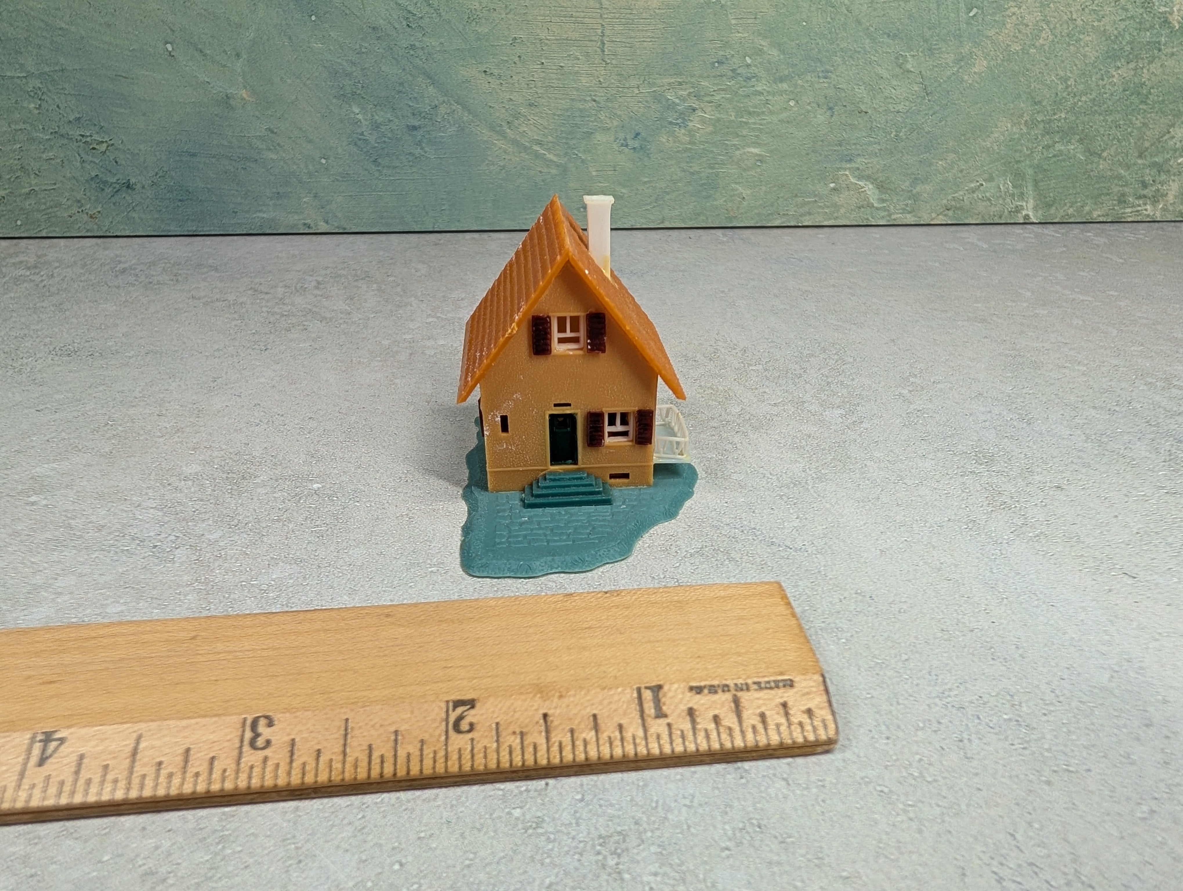 USED HO Scale Orange House