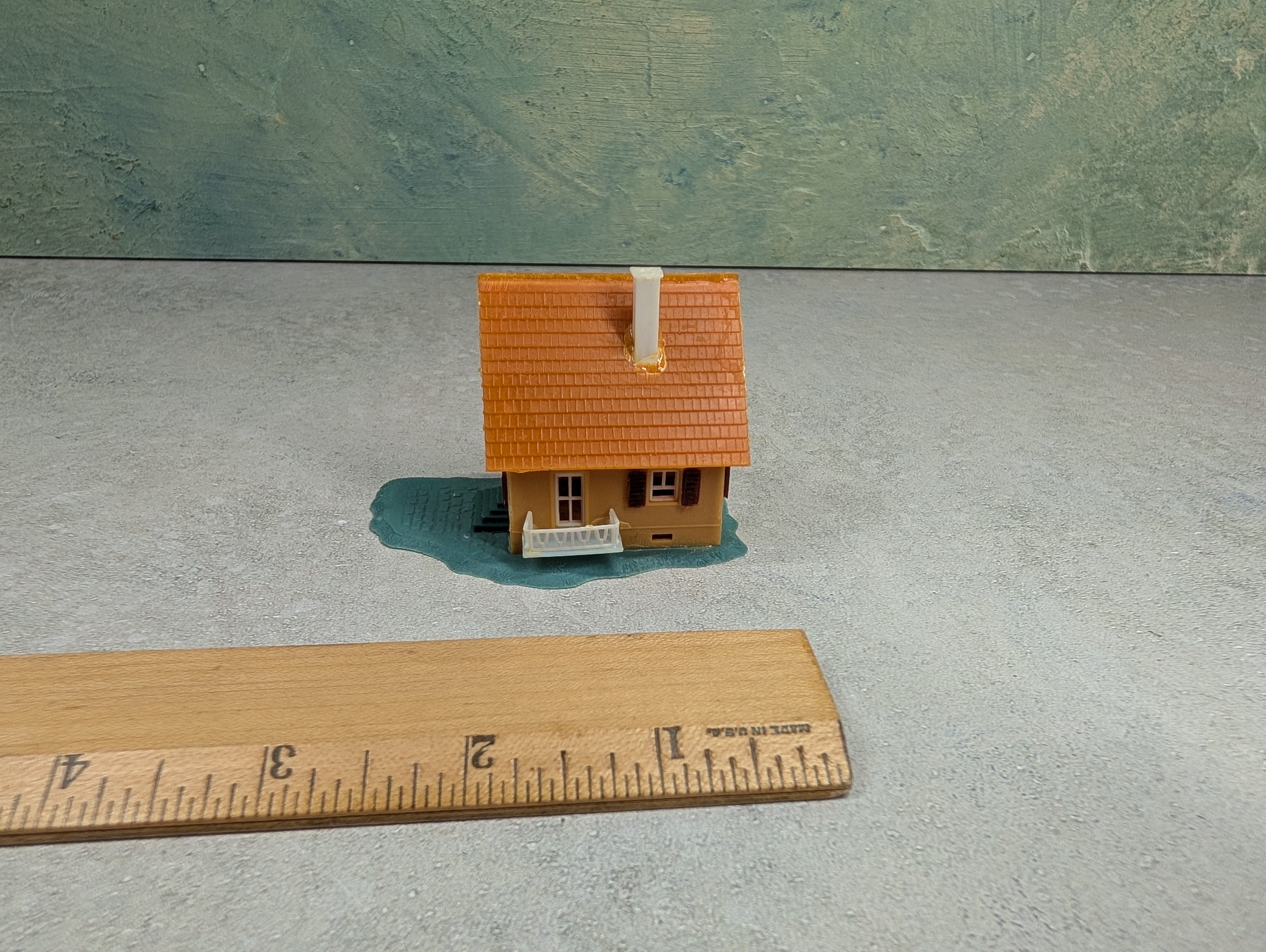 USED HO Scale Orange House