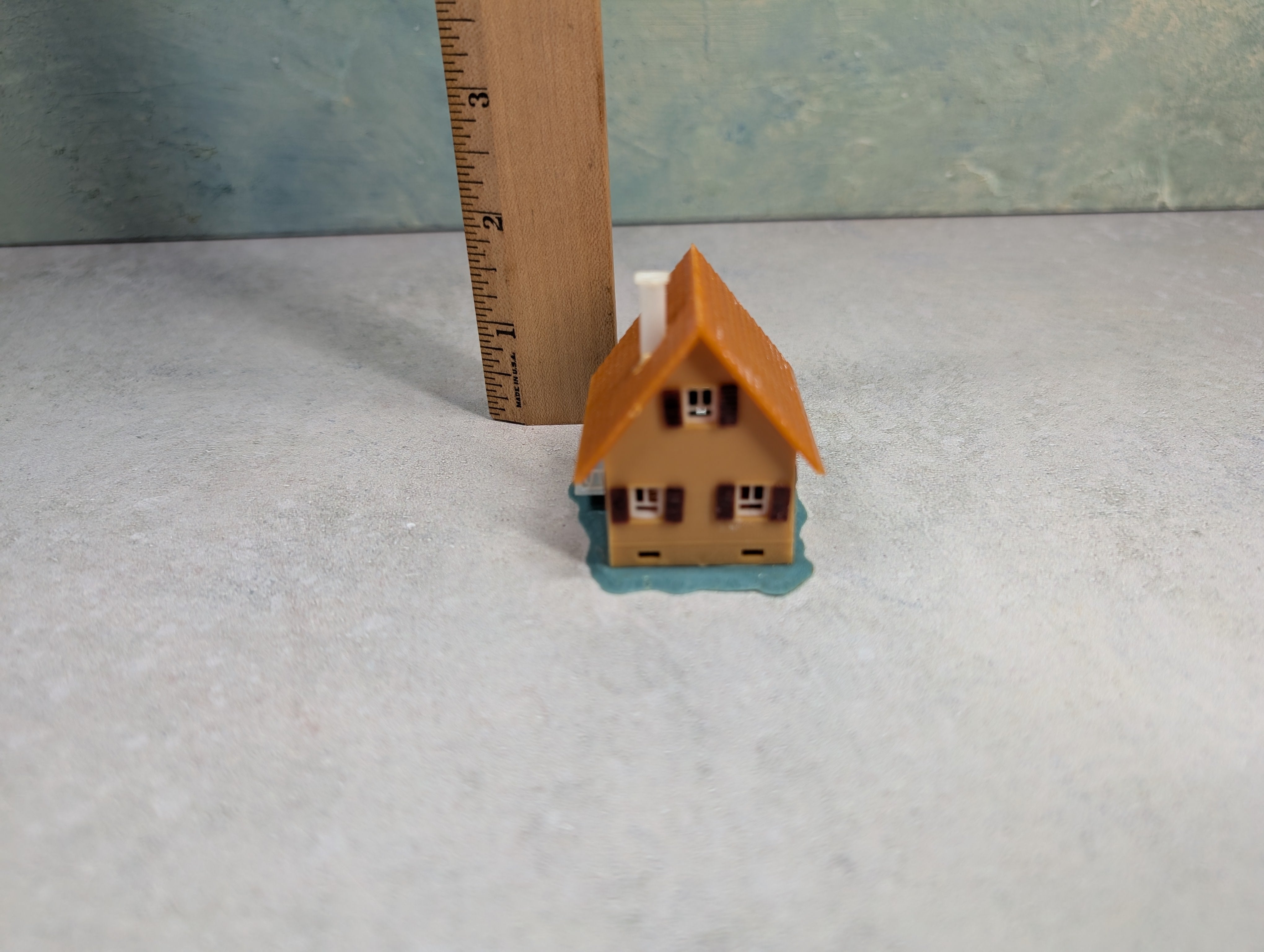 USED HO Scale Orange House