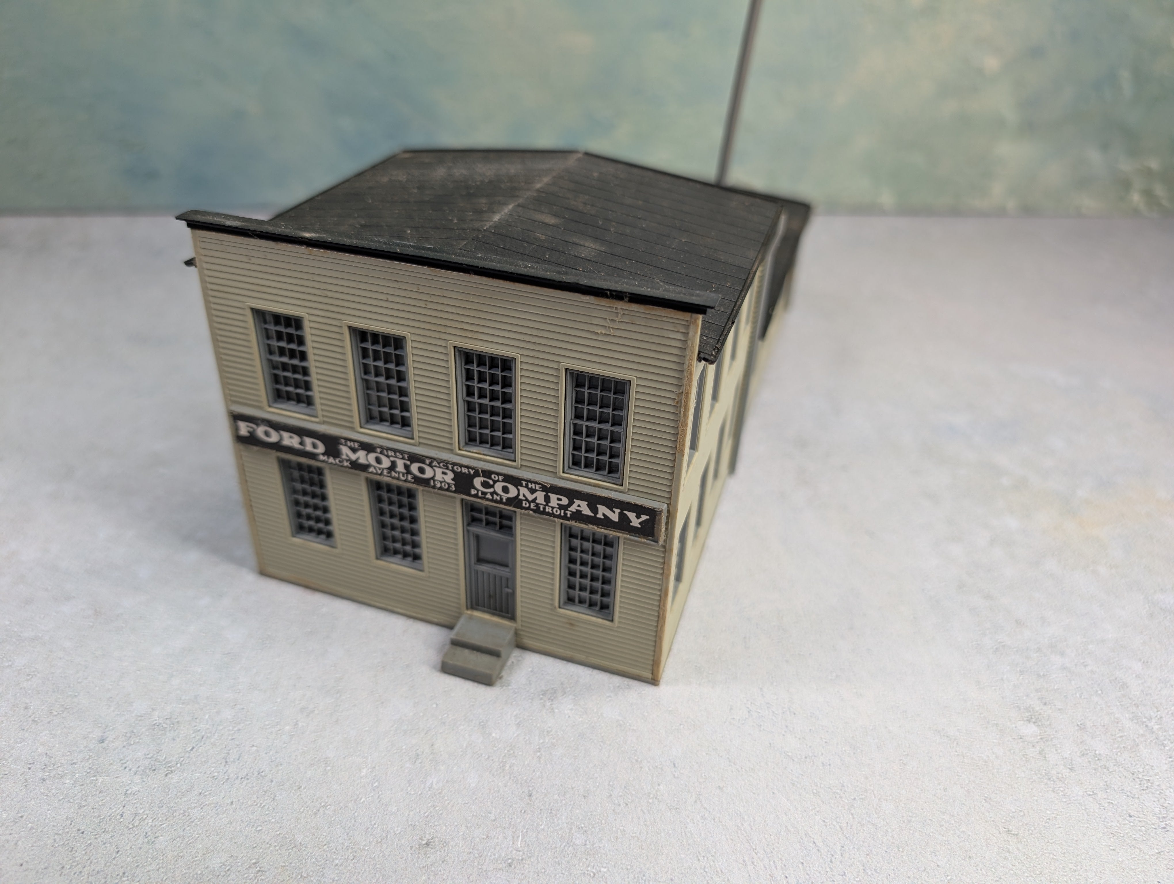 USED Heljan HO Scale Ford Motor Company Factory Building