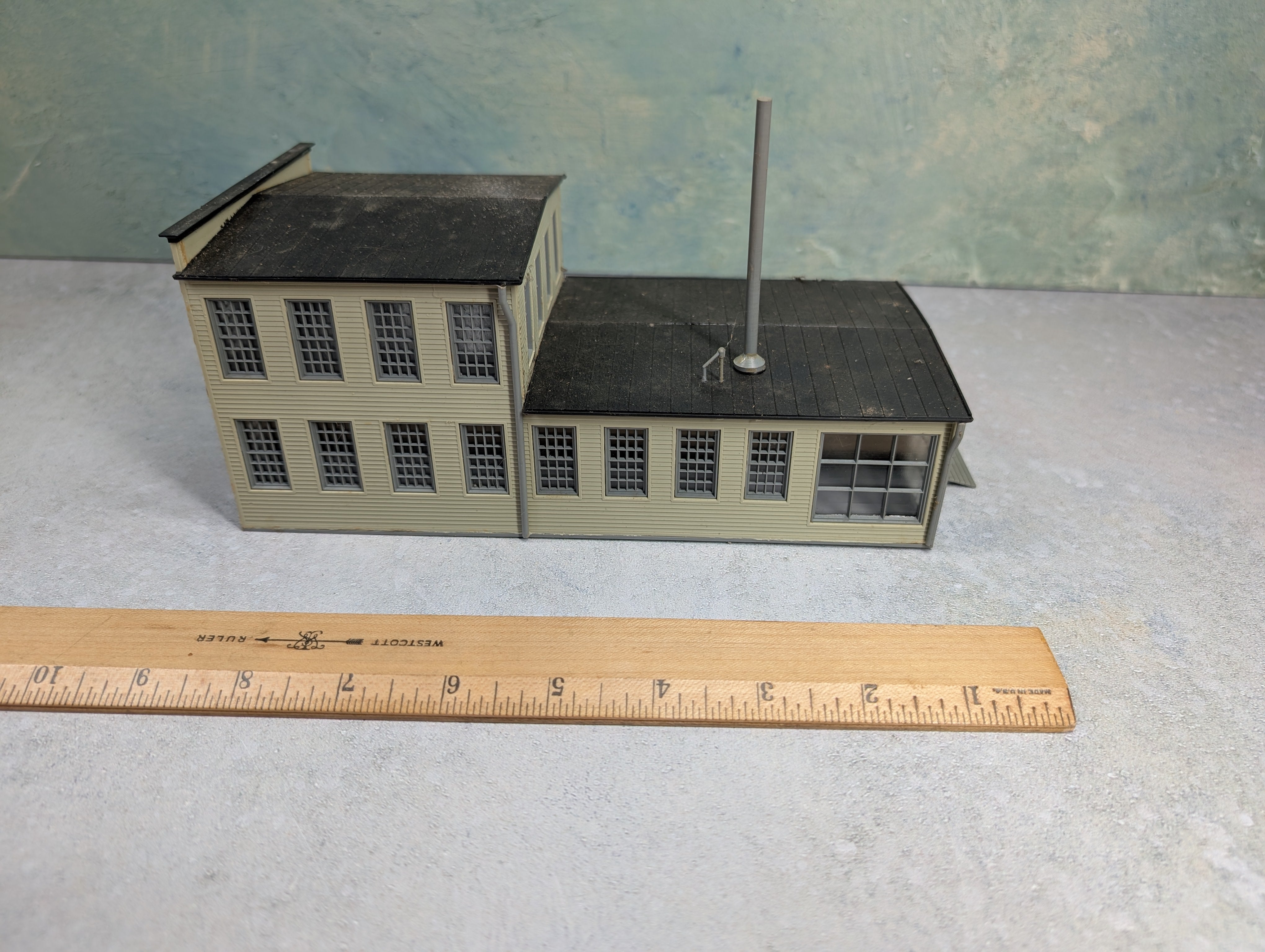 USED Heljan HO Scale Ford Motor Company Factory Building