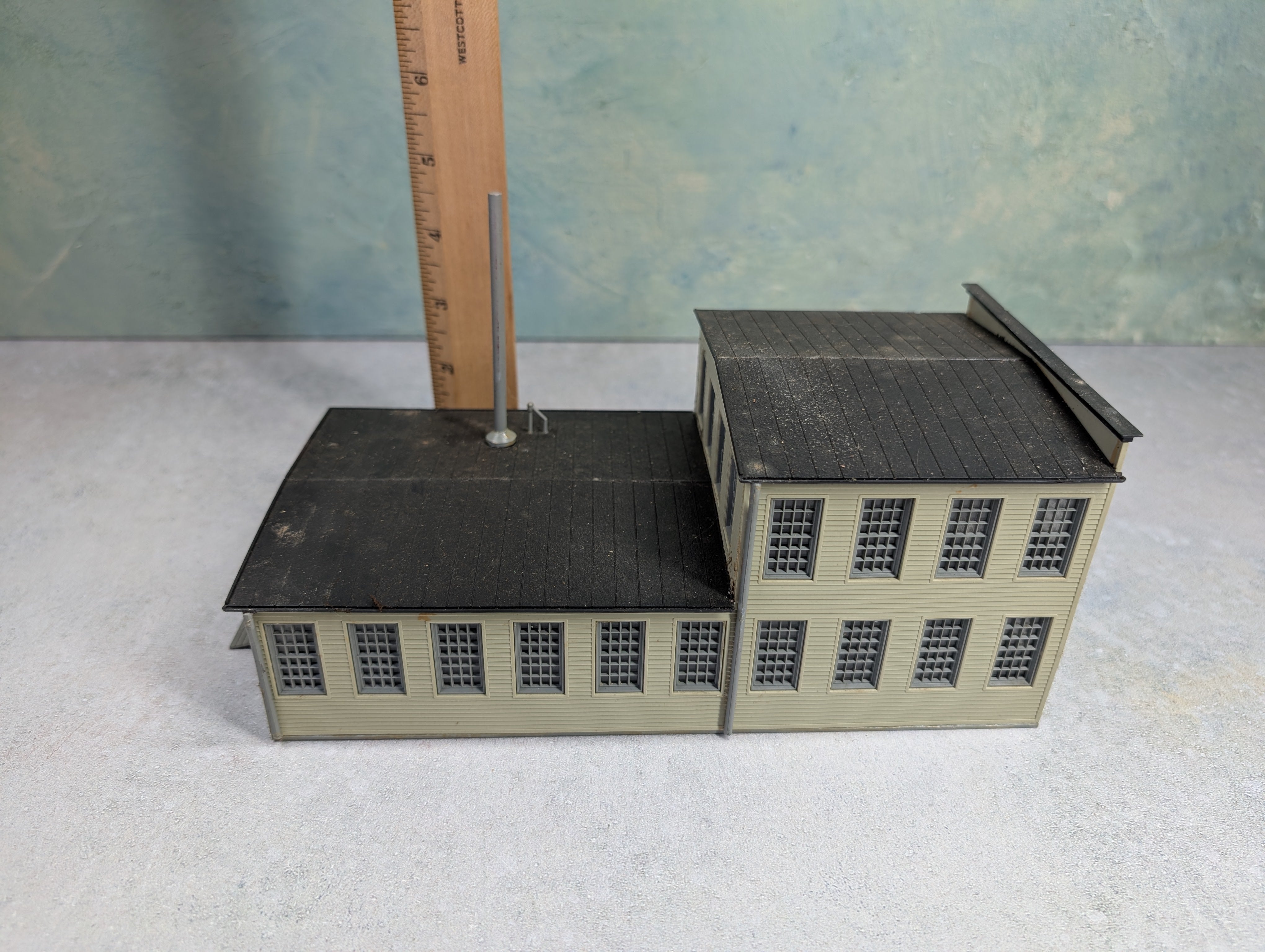 USED Heljan HO Scale Ford Motor Company Factory Building