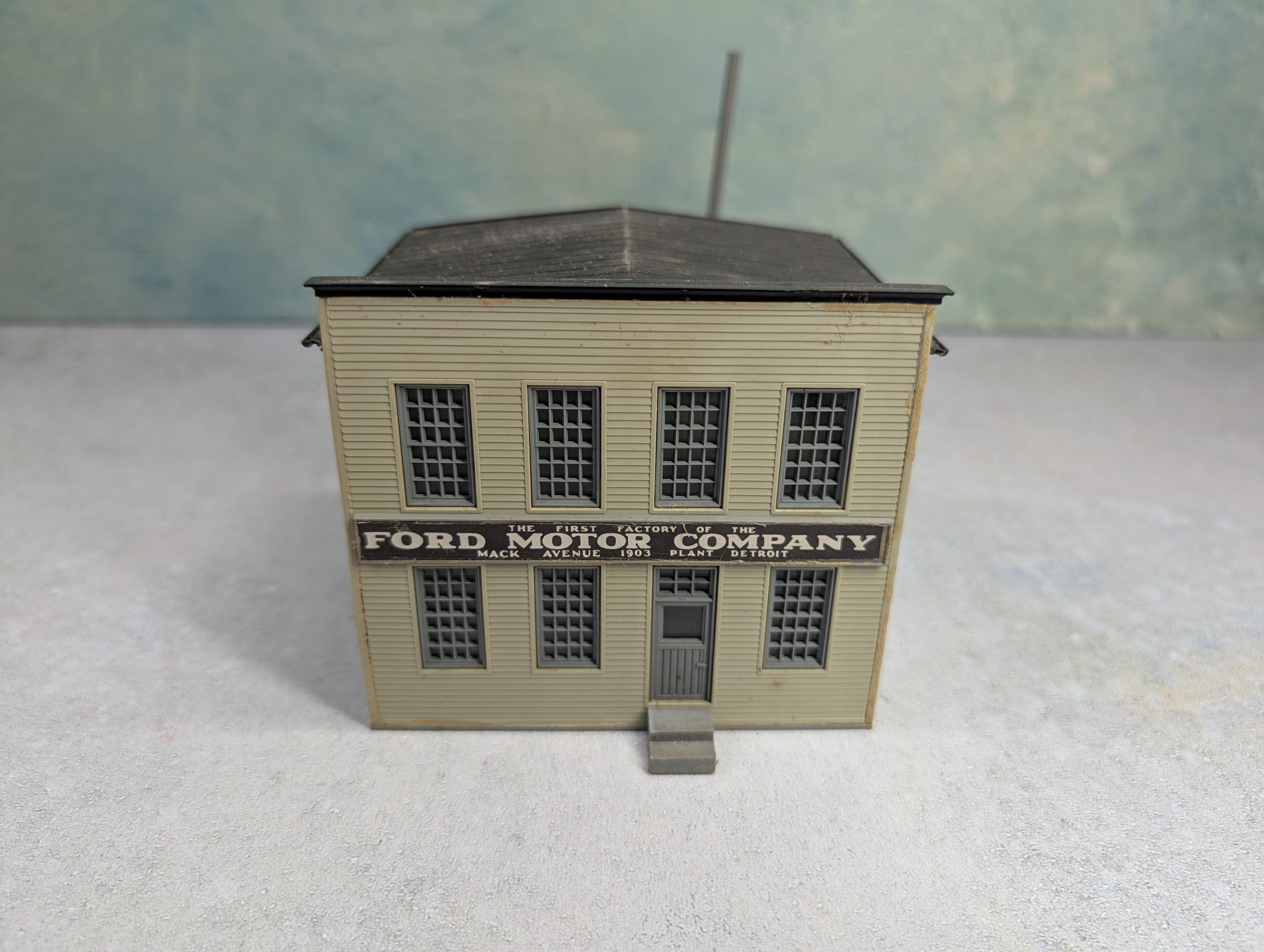 USED Heljan HO Scale Ford Motor Company Factory Building