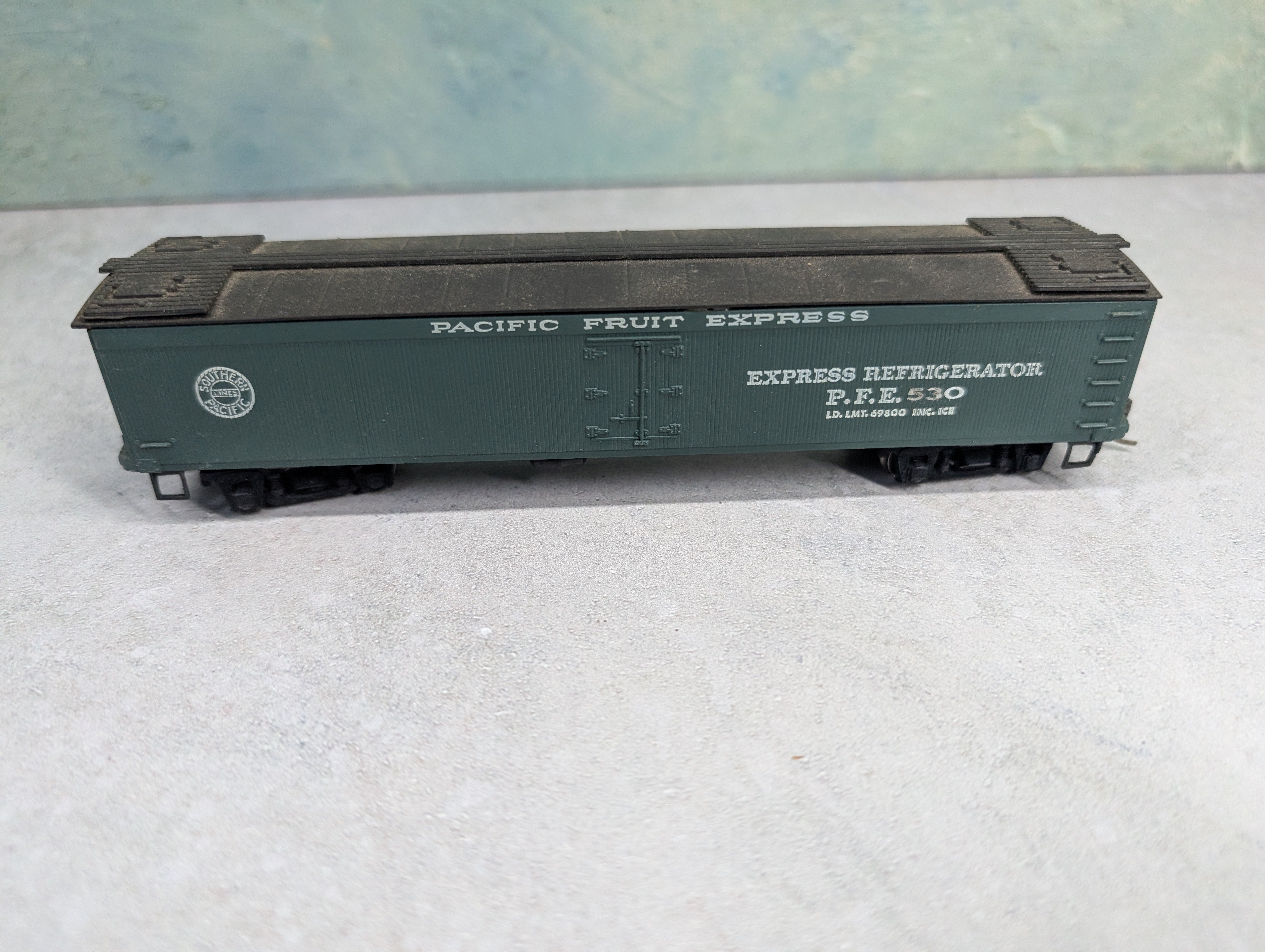 USED Roundhouse HO Scale 50' Express Reefer Pacific Fruit Express PFE #530