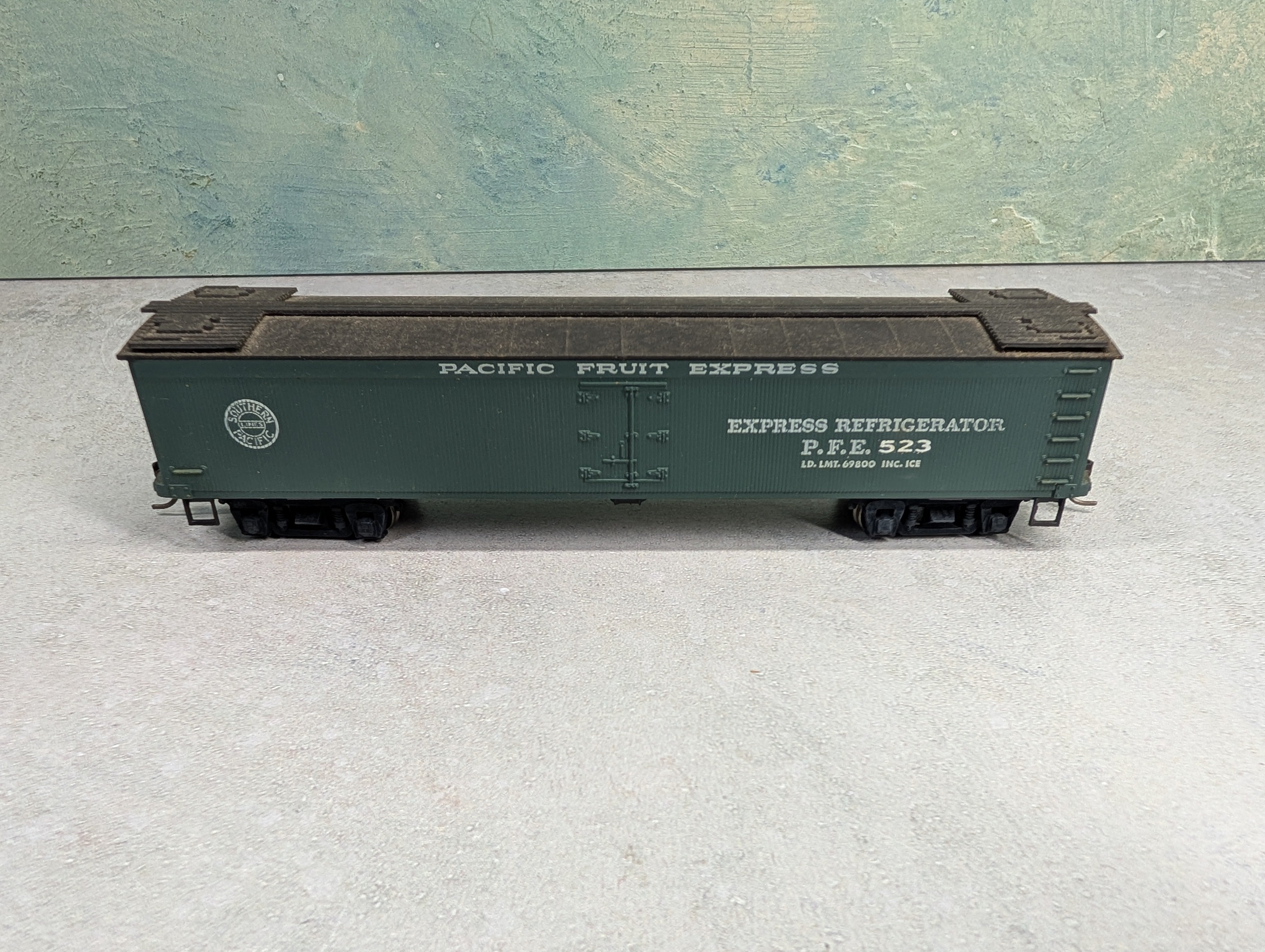 USED Roundhouse HO Scale 50' Express Reefer Pacific Fruit Express PFE #523