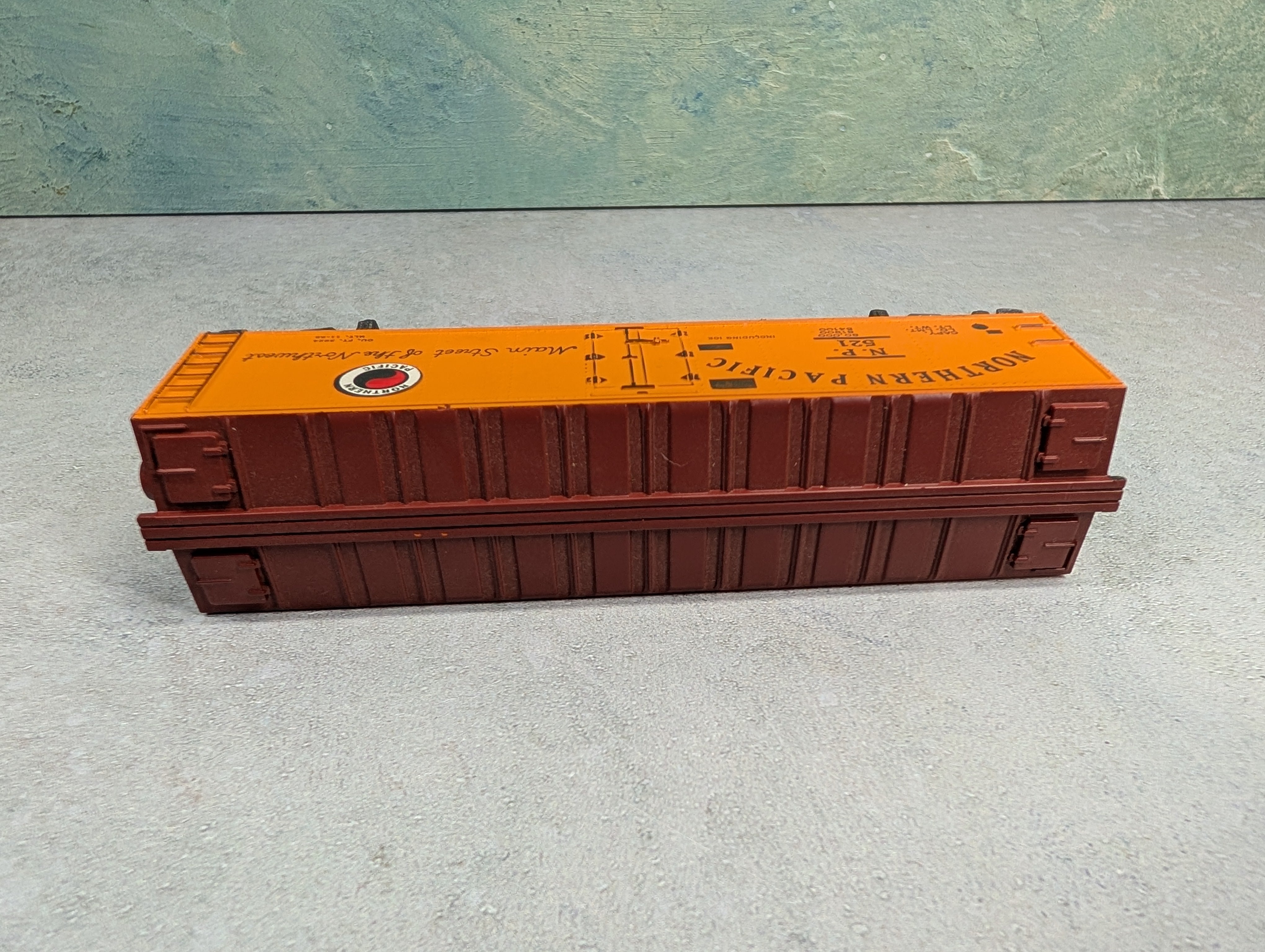 USED Gilbert HO Scale 40' Reefer Box Car Northern Pacific NP #521