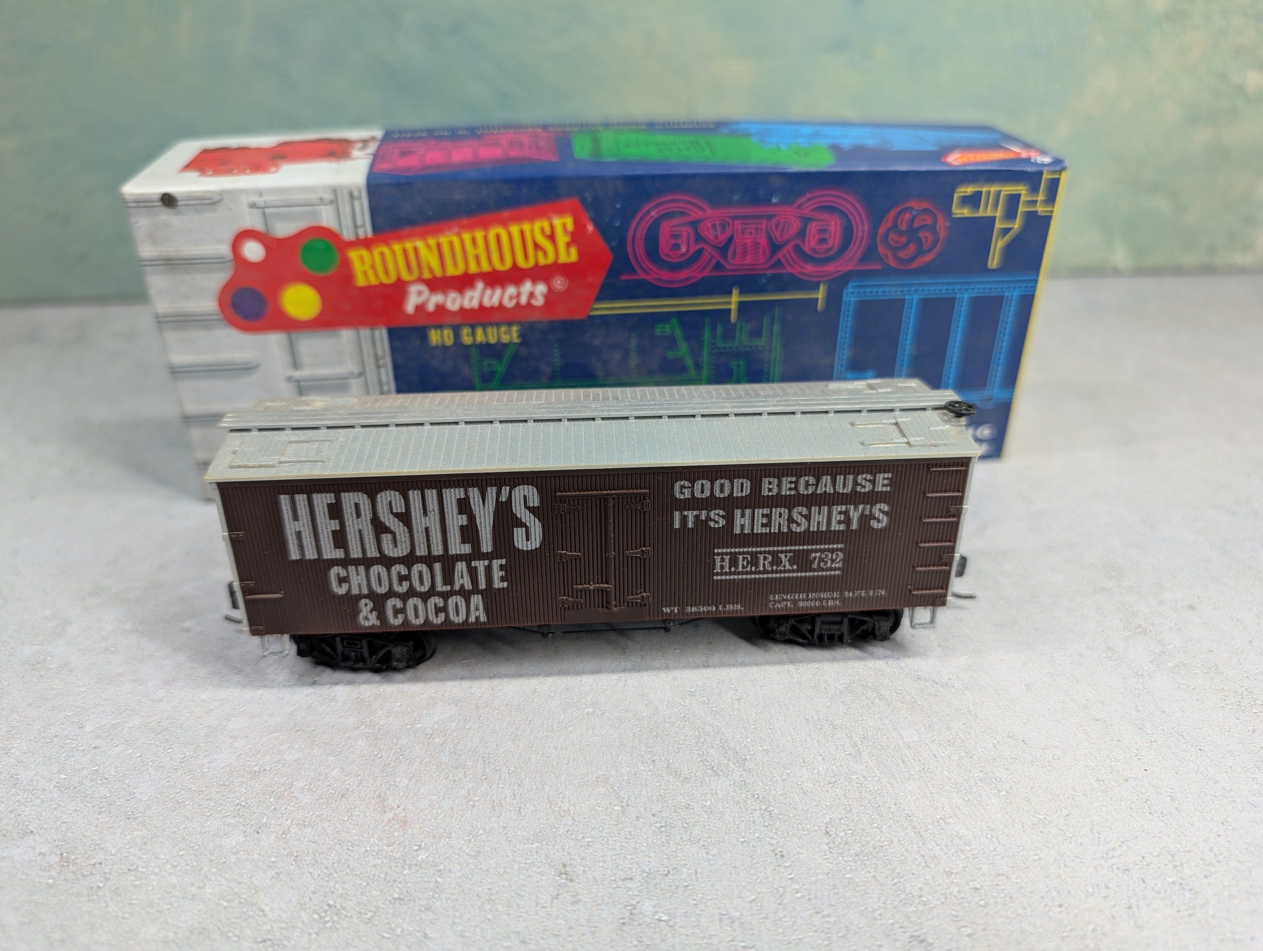 USED Roundhouse 3082 HO Scale 36' Old Time Reefer Box Car Hershey's HERX #732