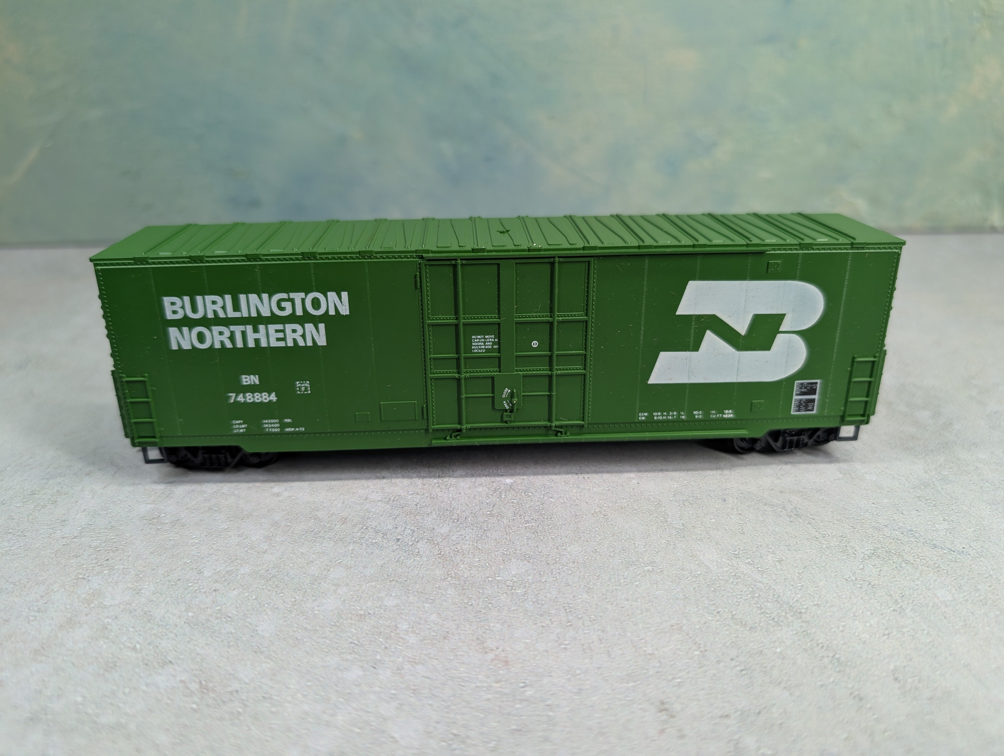 USED Roundhouse 1764 HO Scale 50' Hi-Cube Single Door Box Car Burlington Northern BN #748884