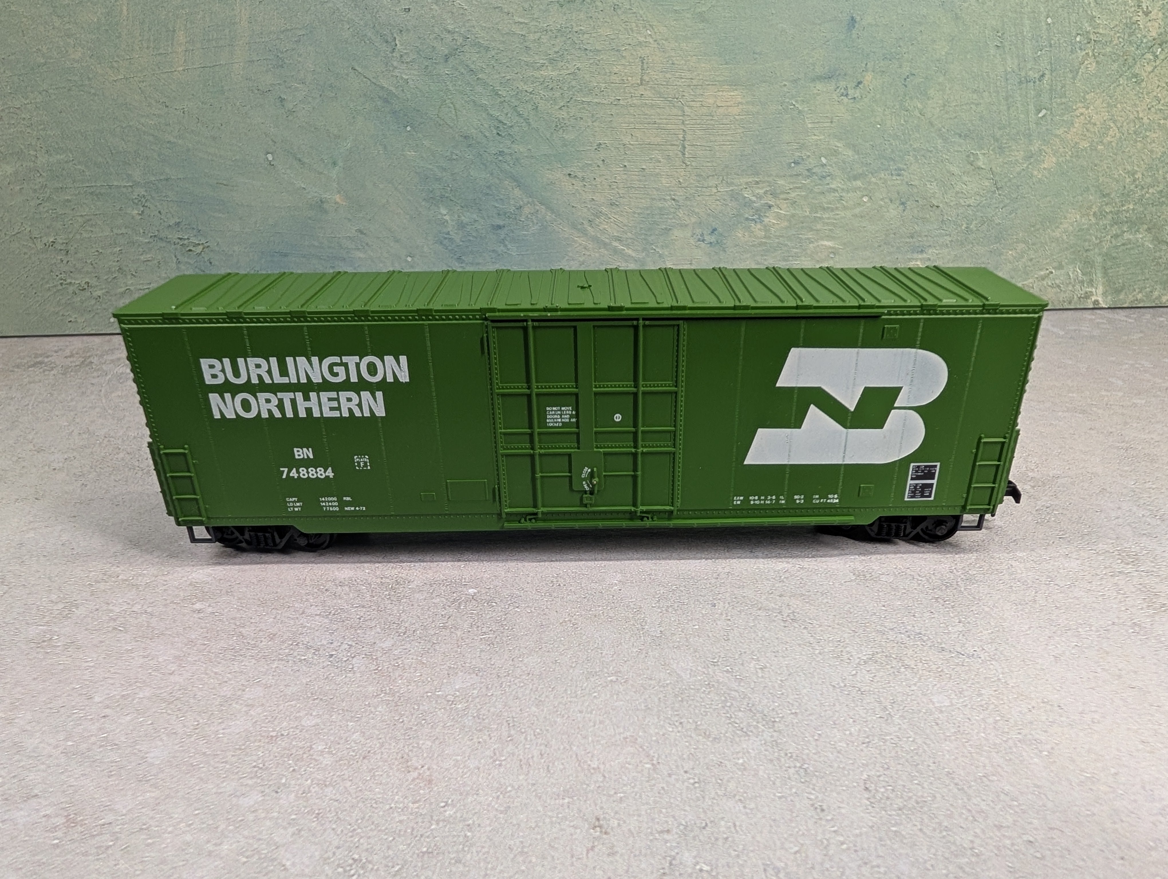 USED Roundhouse 1764 HO Scale 50' Hi-Cube Single Door Box Car Burlington Northern BN #748884