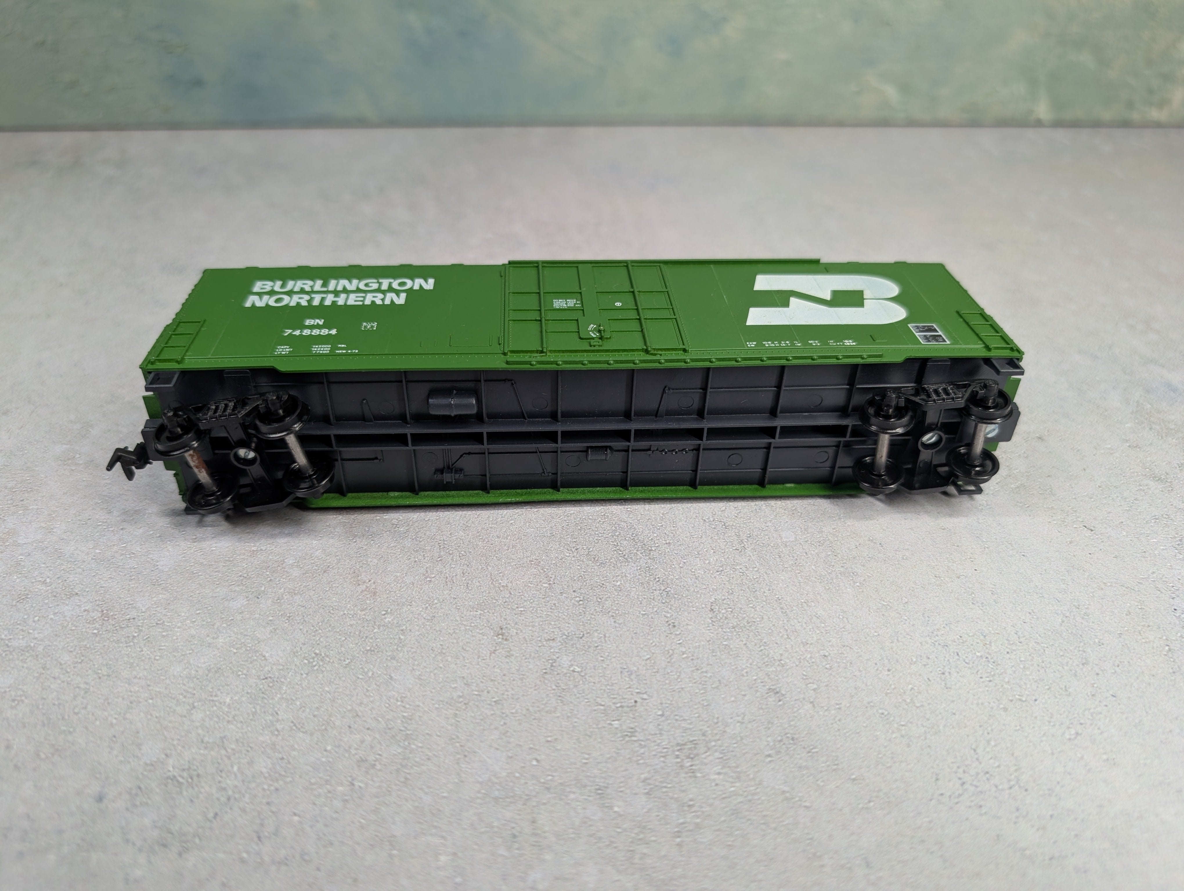 USED Roundhouse 1764 HO Scale 50' Hi-Cube Single Door Box Car Burlington Northern BN #748884