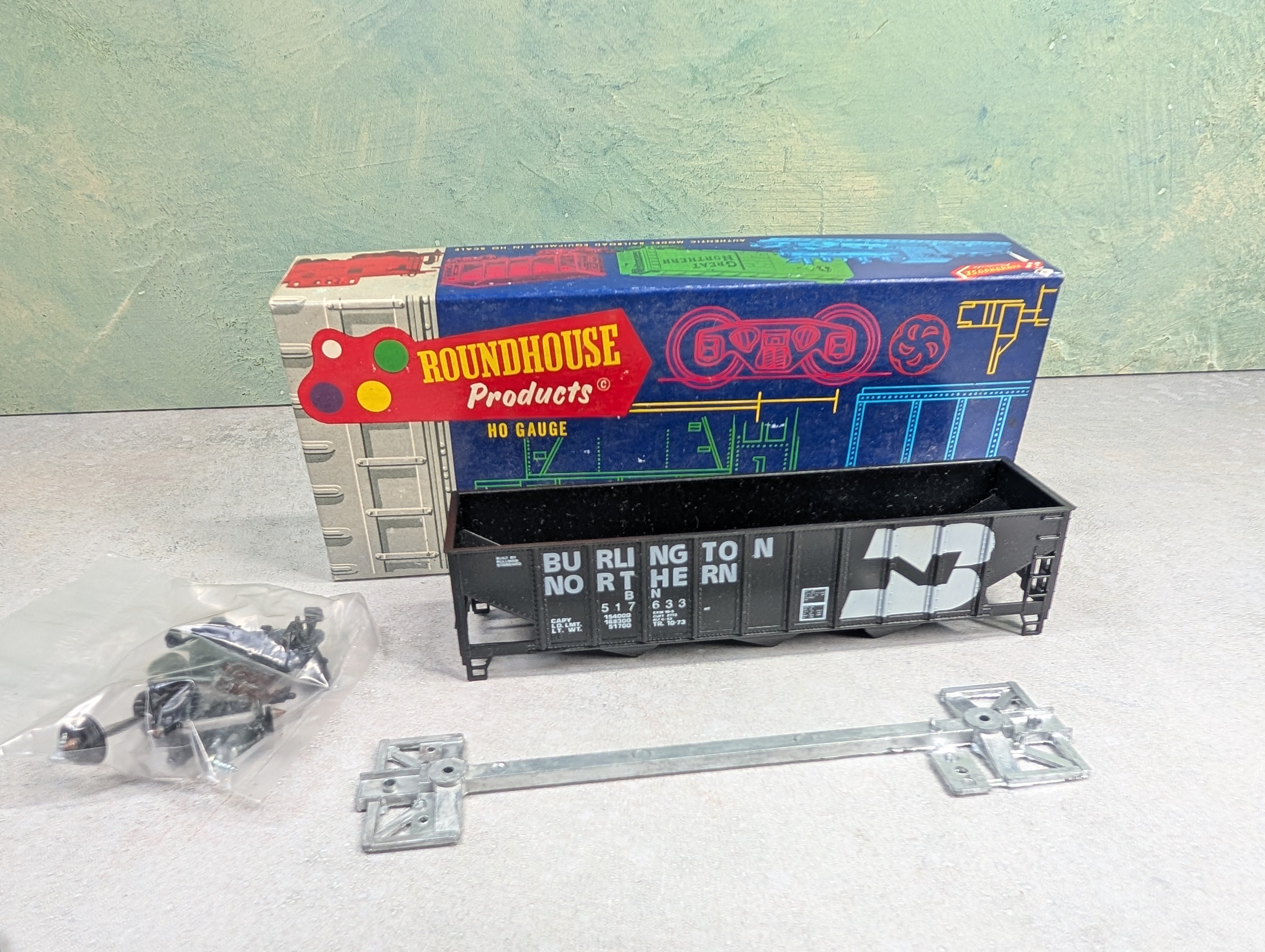 USED Roundhouse 1498 HO Scale 3-Bay Rib Side Hopper Burlington Northern BN #517633 KIT